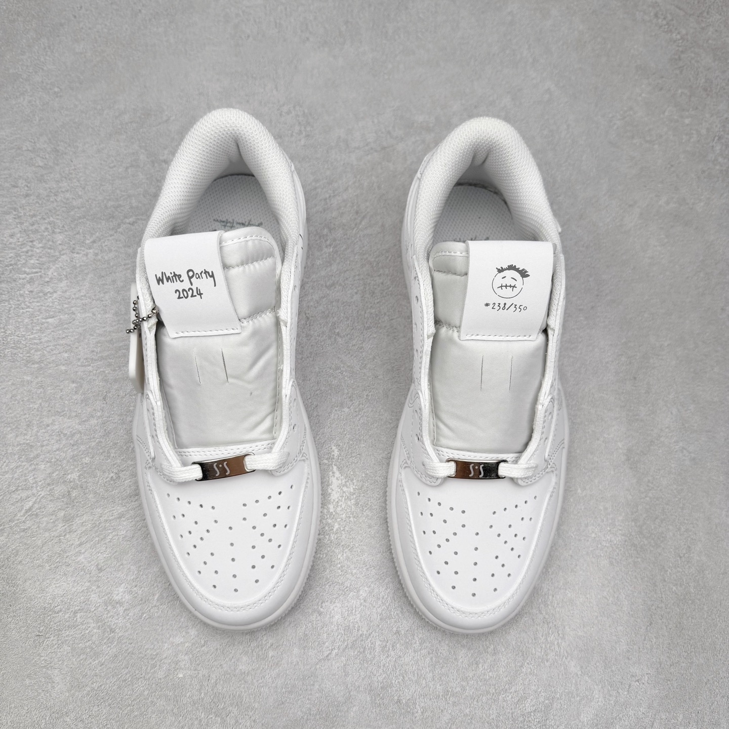 图片[2]-＃福利特价 Travis Scott x Air Jordan AJ1 Low OG SP TS联名倒钩低帮 外贸特供批次 全套原纸板楦头开发 确保原汁原味 完美呈现一代版型 一比一鞋头弧度高度鞋身弧度 此版本只针对中端市场 细节品控鞋型随意秒杀市面同价位 鞋型完美 不臃肿别扭 头层皮料加持 用料绝不含糊 进口玻璃冲刀皮料裁剪零毛边 电脑针车工艺 超高鞋面清洁度 最高QC检验标准 控制溢胶瑕疵 原盒原配 飞翼3D高频深度立体 工艺方面大到整体鞋型 漏斗收腰 底线拉帮 LOGO立体程度 小到针眼排布 载片对称 冲孔效果 鞋标规范 鞋垫背胶等等 无一不是口碑收割 每双都是一个回头客 尺码：36 36.5 37.5 38 38.5 39 40 40.5 41 42 42.5 43 44 44.5 45-选品中心