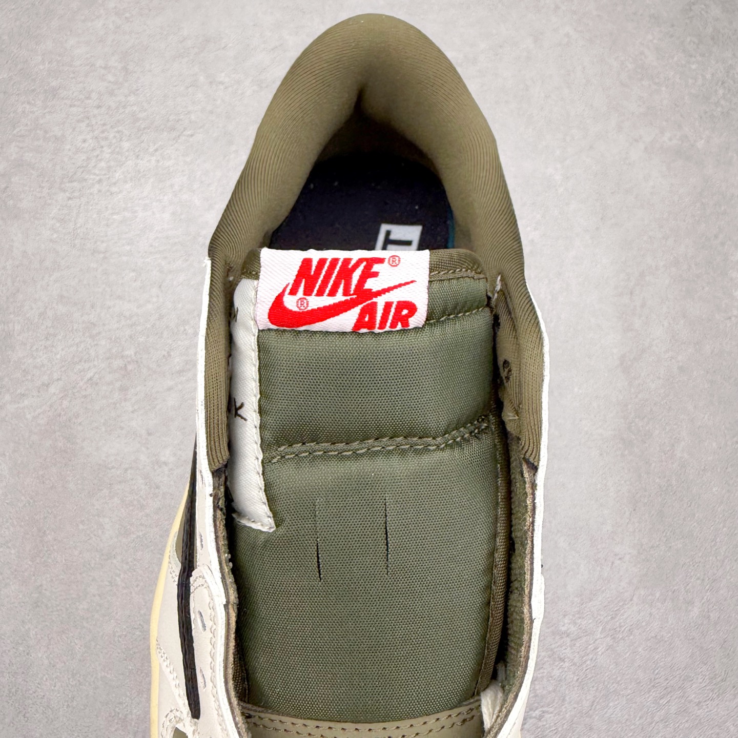 图片[5]-＃福利特价 Travis Scott x Air Jordan AJ1 Low OG SP TS联名倒钩低帮 外贸特供批次 全套原纸板楦头开发 确保原汁原味 完美呈现一代版型 一比一鞋头弧度高度鞋身弧度 此版本只针对中端市场 细节品控鞋型随意秒杀市面同价位 鞋型完美 不臃肿别扭 头层皮料加持 用料绝不含糊 进口玻璃冲刀皮料裁剪零毛边 电脑针车工艺 超高鞋面清洁度 最高QC检验标准 控制溢胶瑕疵 原盒原配 飞翼3D高频深度立体 工艺方面大到整体鞋型 漏斗收腰 底线拉帮 LOGO立体程度 小到针眼排布 载片对称 冲孔效果 鞋标规范 鞋垫背胶等等 无一不是口碑收割 每双都是一个回头客 尺码：36 36.5 37.5 38 38.5 39 40 40.5 41 42 42.5 43 44 44.5 45-选品中心