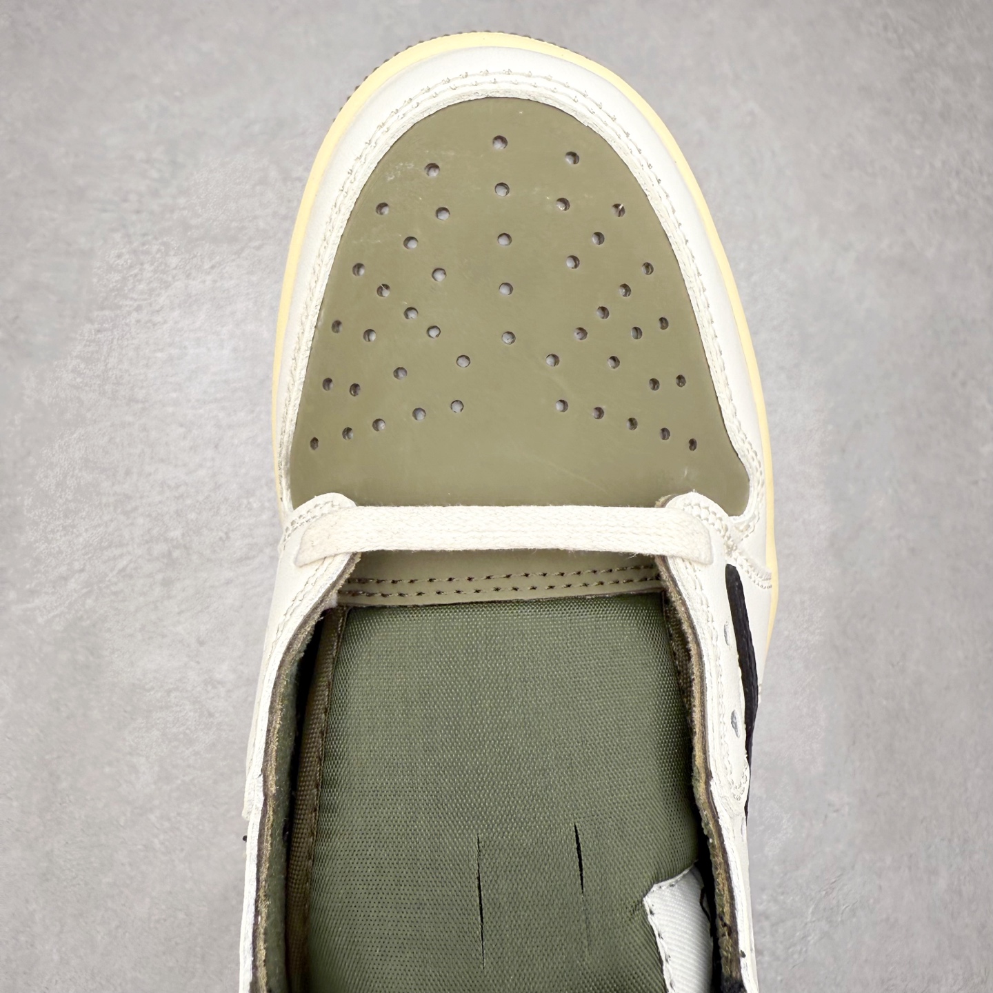 图片[4]-＃福利特价 Travis Scott x Air Jordan AJ1 Low OG SP TS联名倒钩低帮 外贸特供批次 全套原纸板楦头开发 确保原汁原味 完美呈现一代版型 一比一鞋头弧度高度鞋身弧度 此版本只针对中端市场 细节品控鞋型随意秒杀市面同价位 鞋型完美 不臃肿别扭 头层皮料加持 用料绝不含糊 进口玻璃冲刀皮料裁剪零毛边 电脑针车工艺 超高鞋面清洁度 最高QC检验标准 控制溢胶瑕疵 原盒原配 飞翼3D高频深度立体 工艺方面大到整体鞋型 漏斗收腰 底线拉帮 LOGO立体程度 小到针眼排布 载片对称 冲孔效果 鞋标规范 鞋垫背胶等等 无一不是口碑收割 每双都是一个回头客 尺码：36 36.5 37.5 38 38.5 39 40 40.5 41 42 42.5 43 44 44.5 45-选品中心