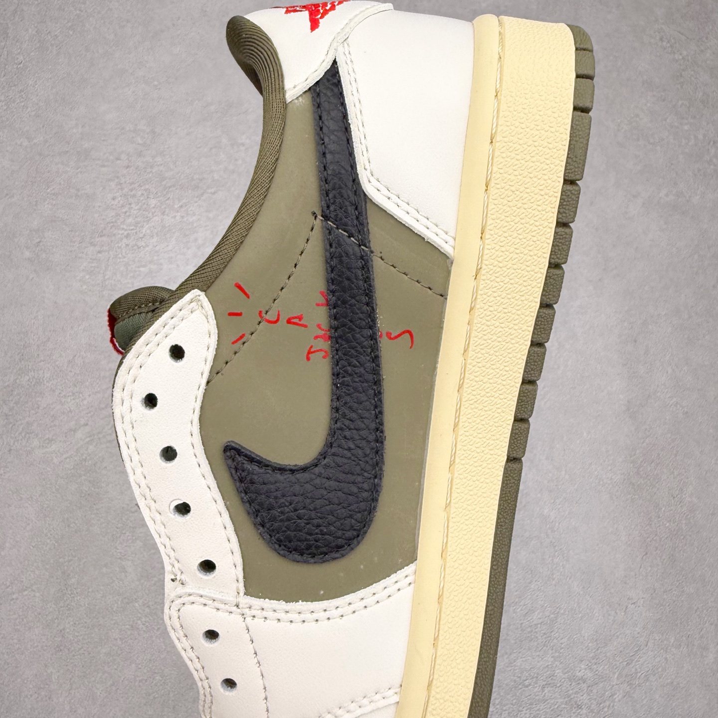 图片[7]-＃福利特价 Travis Scott x Air Jordan AJ1 Low OG SP TS联名倒钩低帮 外贸特供批次 全套原纸板楦头开发 确保原汁原味 完美呈现一代版型 一比一鞋头弧度高度鞋身弧度 此版本只针对中端市场 细节品控鞋型随意秒杀市面同价位 鞋型完美 不臃肿别扭 头层皮料加持 用料绝不含糊 进口玻璃冲刀皮料裁剪零毛边 电脑针车工艺 超高鞋面清洁度 最高QC检验标准 控制溢胶瑕疵 原盒原配 飞翼3D高频深度立体 工艺方面大到整体鞋型 漏斗收腰 底线拉帮 LOGO立体程度 小到针眼排布 载片对称 冲孔效果 鞋标规范 鞋垫背胶等等 无一不是口碑收割 每双都是一个回头客 尺码：36 36.5 37.5 38 38.5 39 40 40.5 41 42 42.5 43 44 44.5 45-选品中心