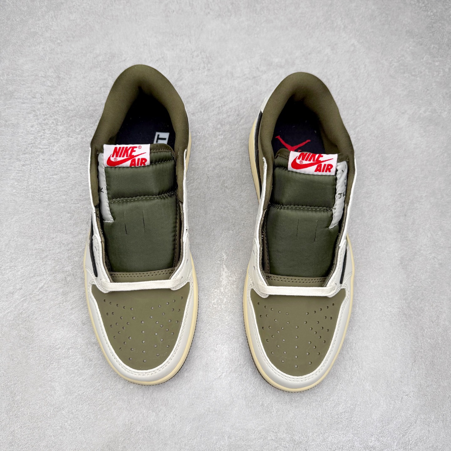 图片[2]-＃福利特价 Travis Scott x Air Jordan AJ1 Low OG SP TS联名倒钩低帮 外贸特供批次 全套原纸板楦头开发 确保原汁原味 完美呈现一代版型 一比一鞋头弧度高度鞋身弧度 此版本只针对中端市场 细节品控鞋型随意秒杀市面同价位 鞋型完美 不臃肿别扭 头层皮料加持 用料绝不含糊 进口玻璃冲刀皮料裁剪零毛边 电脑针车工艺 超高鞋面清洁度 最高QC检验标准 控制溢胶瑕疵 原盒原配 飞翼3D高频深度立体 工艺方面大到整体鞋型 漏斗收腰 底线拉帮 LOGO立体程度 小到针眼排布 载片对称 冲孔效果 鞋标规范 鞋垫背胶等等 无一不是口碑收割 每双都是一个回头客 尺码：36 36.5 37.5 38 38.5 39 40 40.5 41 42 42.5 43 44 44.5 45-选品中心