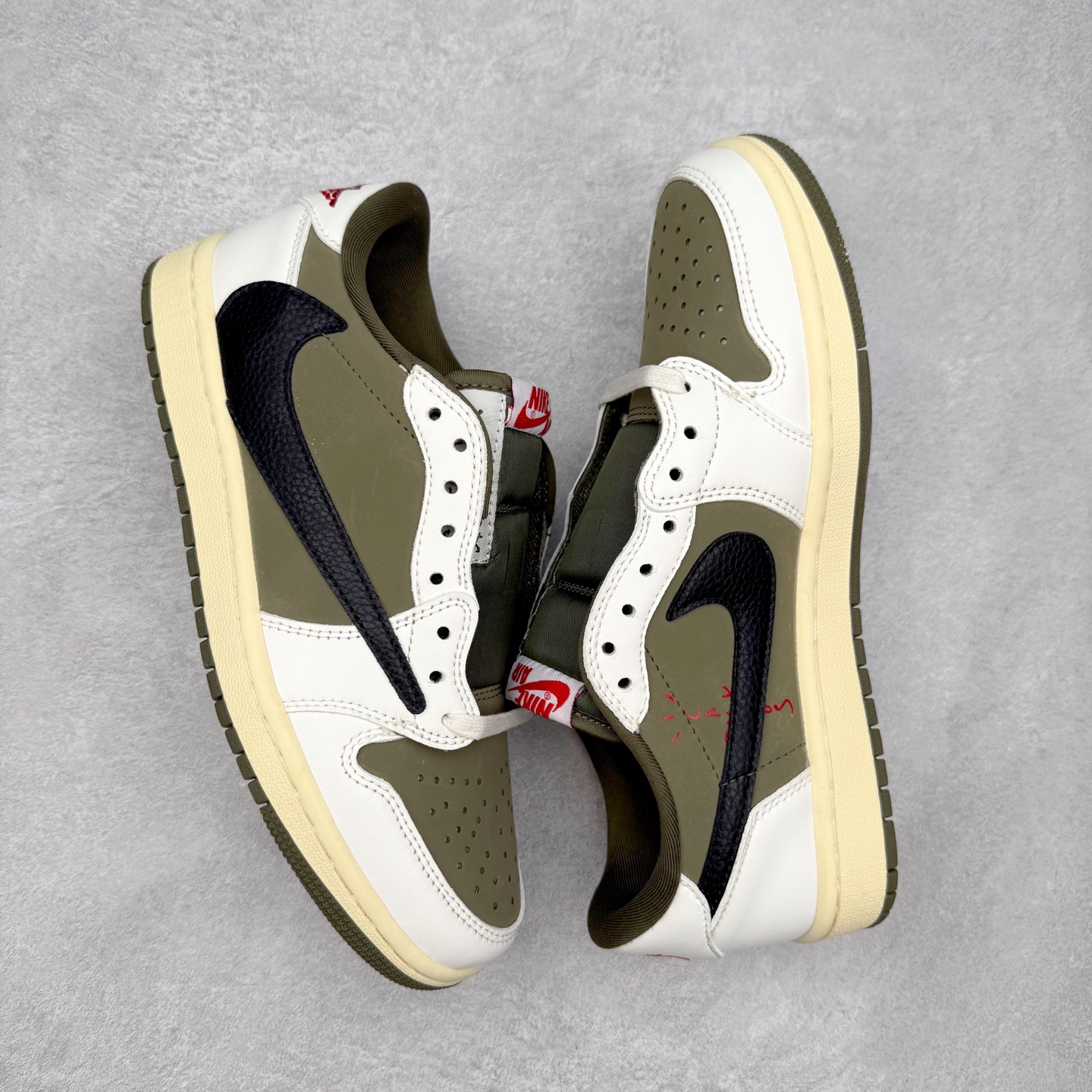 图片[3]-＃福利特价 Travis Scott x Air Jordan AJ1 Low OG SP TS联名倒钩低帮 外贸特供批次 全套原纸板楦头开发 确保原汁原味 完美呈现一代版型 一比一鞋头弧度高度鞋身弧度 此版本只针对中端市场 细节品控鞋型随意秒杀市面同价位 鞋型完美 不臃肿别扭 头层皮料加持 用料绝不含糊 进口玻璃冲刀皮料裁剪零毛边 电脑针车工艺 超高鞋面清洁度 最高QC检验标准 控制溢胶瑕疵 原盒原配 飞翼3D高频深度立体 工艺方面大到整体鞋型 漏斗收腰 底线拉帮 LOGO立体程度 小到针眼排布 载片对称 冲孔效果 鞋标规范 鞋垫背胶等等 无一不是口碑收割 每双都是一个回头客 尺码：36 36.5 37.5 38 38.5 39 40 40.5 41 42 42.5 43 44 44.5 45-选品中心