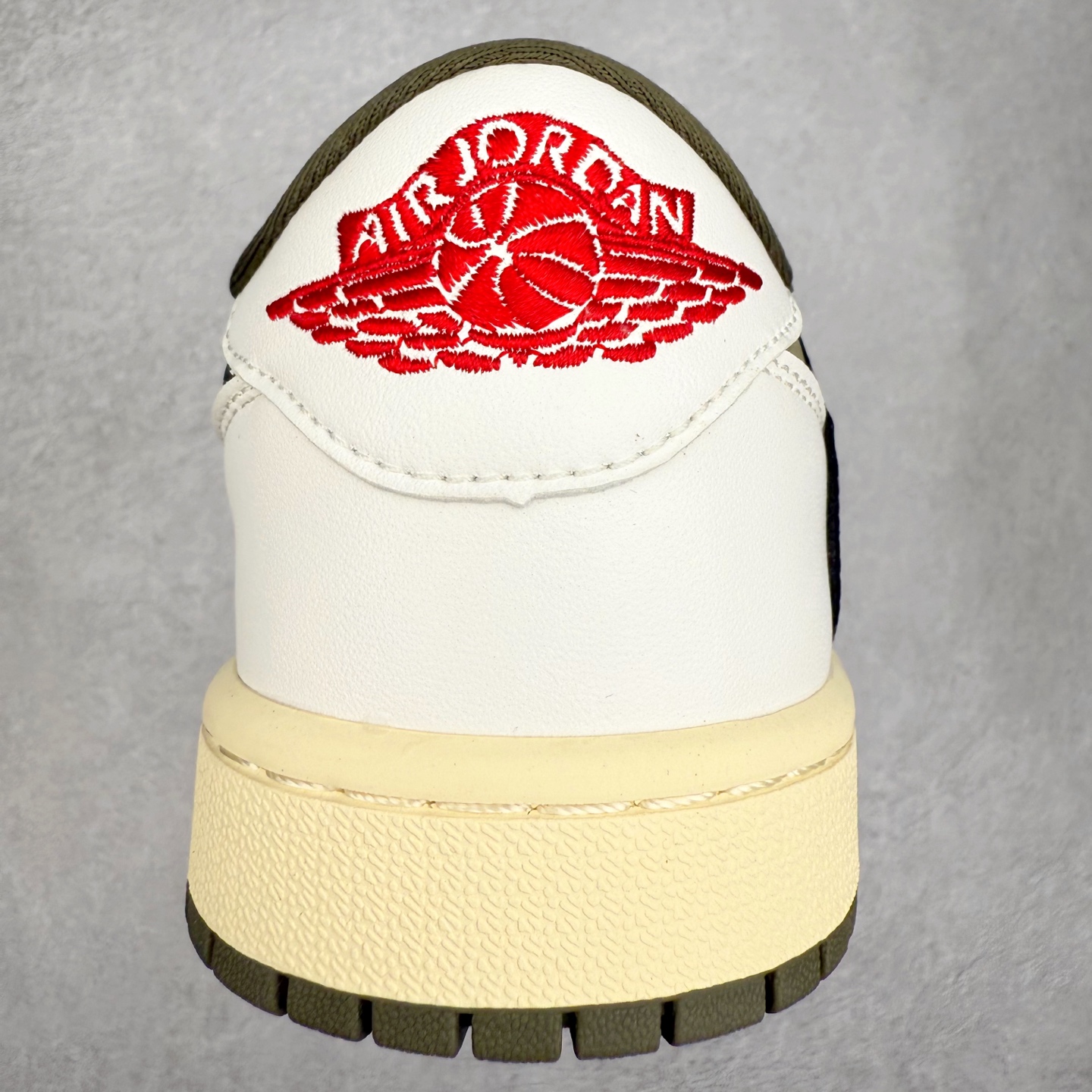 图片[8]-＃福利特价 Travis Scott x Air Jordan AJ1 Low OG SP TS联名倒钩低帮 外贸特供批次 全套原纸板楦头开发 确保原汁原味 完美呈现一代版型 一比一鞋头弧度高度鞋身弧度 此版本只针对中端市场 细节品控鞋型随意秒杀市面同价位 鞋型完美 不臃肿别扭 头层皮料加持 用料绝不含糊 进口玻璃冲刀皮料裁剪零毛边 电脑针车工艺 超高鞋面清洁度 最高QC检验标准 控制溢胶瑕疵 原盒原配 飞翼3D高频深度立体 工艺方面大到整体鞋型 漏斗收腰 底线拉帮 LOGO立体程度 小到针眼排布 载片对称 冲孔效果 鞋标规范 鞋垫背胶等等 无一不是口碑收割 每双都是一个回头客 尺码：36 36.5 37.5 38 38.5 39 40 40.5 41 42 42.5 43 44 44.5 45-选品中心