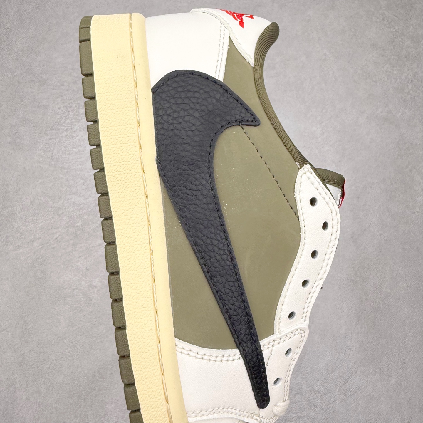 图片[6]-＃福利特价 Travis Scott x Air Jordan AJ1 Low OG SP TS联名倒钩低帮 外贸特供批次 全套原纸板楦头开发 确保原汁原味 完美呈现一代版型 一比一鞋头弧度高度鞋身弧度 此版本只针对中端市场 细节品控鞋型随意秒杀市面同价位 鞋型完美 不臃肿别扭 头层皮料加持 用料绝不含糊 进口玻璃冲刀皮料裁剪零毛边 电脑针车工艺 超高鞋面清洁度 最高QC检验标准 控制溢胶瑕疵 原盒原配 飞翼3D高频深度立体 工艺方面大到整体鞋型 漏斗收腰 底线拉帮 LOGO立体程度 小到针眼排布 载片对称 冲孔效果 鞋标规范 鞋垫背胶等等 无一不是口碑收割 每双都是一个回头客 尺码：36 36.5 37.5 38 38.5 39 40 40.5 41 42 42.5 43 44 44.5 45-选品中心