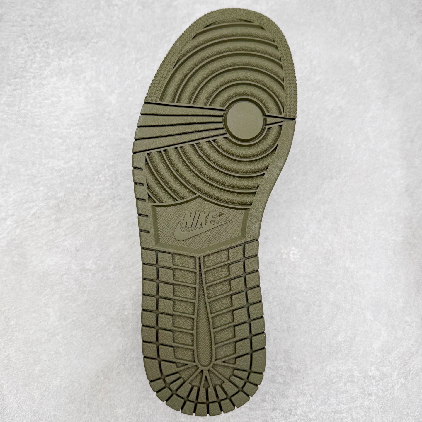 图片[9]-＃福利特价 Travis Scott x Air Jordan AJ1 Low OG SP TS联名倒钩低帮 外贸特供批次 全套原纸板楦头开发 确保原汁原味 完美呈现一代版型 一比一鞋头弧度高度鞋身弧度 此版本只针对中端市场 细节品控鞋型随意秒杀市面同价位 鞋型完美 不臃肿别扭 头层皮料加持 用料绝不含糊 进口玻璃冲刀皮料裁剪零毛边 电脑针车工艺 超高鞋面清洁度 最高QC检验标准 控制溢胶瑕疵 原盒原配 飞翼3D高频深度立体 工艺方面大到整体鞋型 漏斗收腰 底线拉帮 LOGO立体程度 小到针眼排布 载片对称 冲孔效果 鞋标规范 鞋垫背胶等等 无一不是口碑收割 每双都是一个回头客 尺码：36 36.5 37.5 38 38.5 39 40 40.5 41 42 42.5 43 44 44.5 45-选品中心