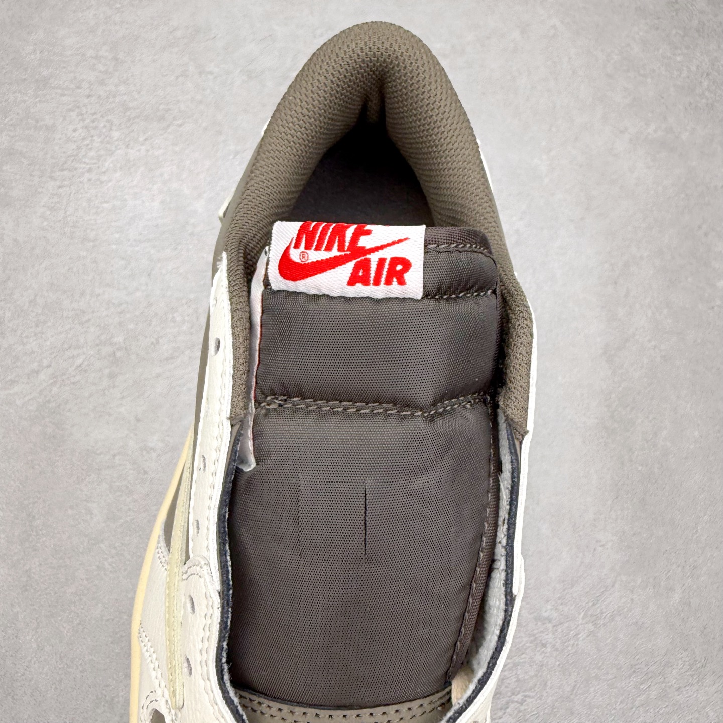 图片[5]-＃福利特价 Travis Scott x Air Jordan AJ1 Low OG SP TS联名倒钩低帮 外贸特供批次 全套原纸板楦头开发 确保原汁原味 完美呈现一代版型 一比一鞋头弧度高度鞋身弧度 此版本只针对中端市场 细节品控鞋型随意秒杀市面同价位 鞋型完美 不臃肿别扭 头层皮料加持 用料绝不含糊 进口玻璃冲刀皮料裁剪零毛边 电脑针车工艺 超高鞋面清洁度 最高QC检验标准 控制溢胶瑕疵 原盒原配 飞翼3D高频深度立体 工艺方面大到整体鞋型 漏斗收腰 底线拉帮 LOGO立体程度 小到针眼排布 载片对称 冲孔效果 鞋标规范 鞋垫背胶等等 无一不是口碑收割 每双都是一个回头客 尺码：36 36.5 37.5 38 38.5 39 40 40.5 41 42 42.5 43 44 44.5 45-选品中心