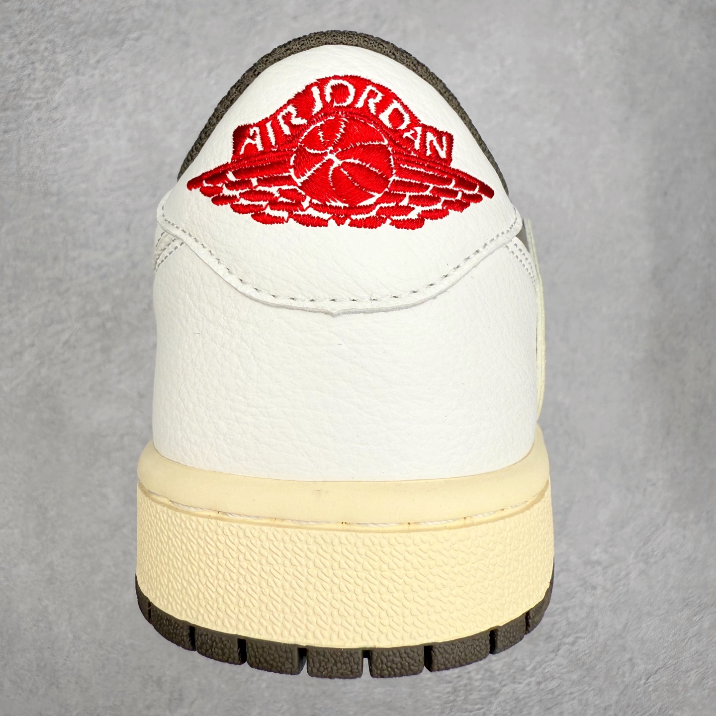 图片[8]-＃福利特价 Travis Scott x Air Jordan AJ1 Low OG SP TS联名倒钩低帮 外贸特供批次 全套原纸板楦头开发 确保原汁原味 完美呈现一代版型 一比一鞋头弧度高度鞋身弧度 此版本只针对中端市场 细节品控鞋型随意秒杀市面同价位 鞋型完美 不臃肿别扭 头层皮料加持 用料绝不含糊 进口玻璃冲刀皮料裁剪零毛边 电脑针车工艺 超高鞋面清洁度 最高QC检验标准 控制溢胶瑕疵 原盒原配 飞翼3D高频深度立体 工艺方面大到整体鞋型 漏斗收腰 底线拉帮 LOGO立体程度 小到针眼排布 载片对称 冲孔效果 鞋标规范 鞋垫背胶等等 无一不是口碑收割 每双都是一个回头客 尺码：36 36.5 37.5 38 38.5 39 40 40.5 41 42 42.5 43 44 44.5 45-选品中心