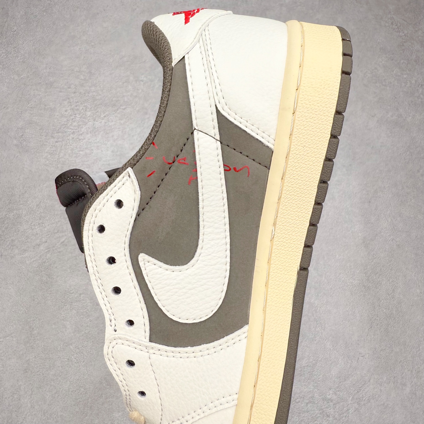 图片[7]-＃福利特价 Travis Scott x Air Jordan AJ1 Low OG SP TS联名倒钩低帮 外贸特供批次 全套原纸板楦头开发 确保原汁原味 完美呈现一代版型 一比一鞋头弧度高度鞋身弧度 此版本只针对中端市场 细节品控鞋型随意秒杀市面同价位 鞋型完美 不臃肿别扭 头层皮料加持 用料绝不含糊 进口玻璃冲刀皮料裁剪零毛边 电脑针车工艺 超高鞋面清洁度 最高QC检验标准 控制溢胶瑕疵 原盒原配 飞翼3D高频深度立体 工艺方面大到整体鞋型 漏斗收腰 底线拉帮 LOGO立体程度 小到针眼排布 载片对称 冲孔效果 鞋标规范 鞋垫背胶等等 无一不是口碑收割 每双都是一个回头客 尺码：36 36.5 37.5 38 38.5 39 40 40.5 41 42 42.5 43 44 44.5 45-选品中心