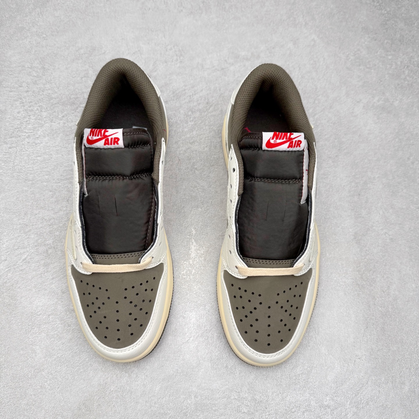 图片[2]-＃福利特价 Travis Scott x Air Jordan AJ1 Low OG SP TS联名倒钩低帮 外贸特供批次 全套原纸板楦头开发 确保原汁原味 完美呈现一代版型 一比一鞋头弧度高度鞋身弧度 此版本只针对中端市场 细节品控鞋型随意秒杀市面同价位 鞋型完美 不臃肿别扭 头层皮料加持 用料绝不含糊 进口玻璃冲刀皮料裁剪零毛边 电脑针车工艺 超高鞋面清洁度 最高QC检验标准 控制溢胶瑕疵 原盒原配 飞翼3D高频深度立体 工艺方面大到整体鞋型 漏斗收腰 底线拉帮 LOGO立体程度 小到针眼排布 载片对称 冲孔效果 鞋标规范 鞋垫背胶等等 无一不是口碑收割 每双都是一个回头客 尺码：36 36.5 37.5 38 38.5 39 40 40.5 41 42 42.5 43 44 44.5 45-选品中心