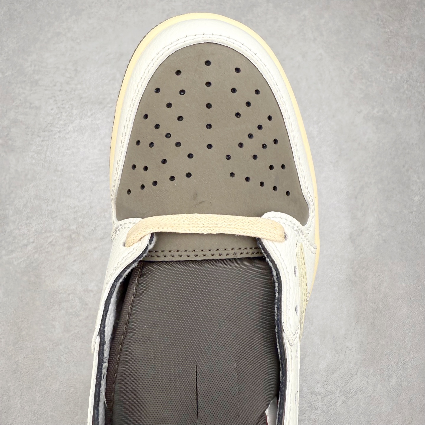 图片[4]-＃福利特价 Travis Scott x Air Jordan AJ1 Low OG SP TS联名倒钩低帮 外贸特供批次 全套原纸板楦头开发 确保原汁原味 完美呈现一代版型 一比一鞋头弧度高度鞋身弧度 此版本只针对中端市场 细节品控鞋型随意秒杀市面同价位 鞋型完美 不臃肿别扭 头层皮料加持 用料绝不含糊 进口玻璃冲刀皮料裁剪零毛边 电脑针车工艺 超高鞋面清洁度 最高QC检验标准 控制溢胶瑕疵 原盒原配 飞翼3D高频深度立体 工艺方面大到整体鞋型 漏斗收腰 底线拉帮 LOGO立体程度 小到针眼排布 载片对称 冲孔效果 鞋标规范 鞋垫背胶等等 无一不是口碑收割 每双都是一个回头客 尺码：36 36.5 37.5 38 38.5 39 40 40.5 41 42 42.5 43 44 44.5 45-选品中心