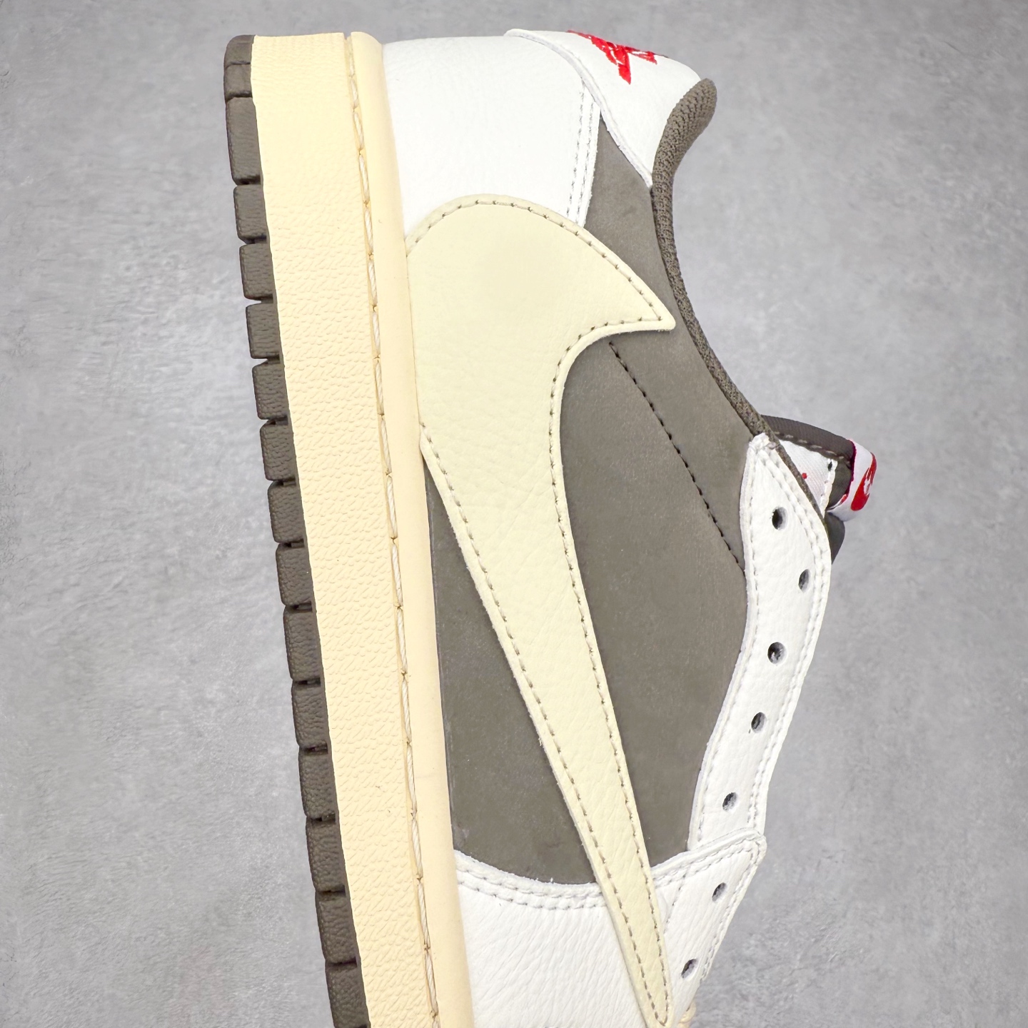 图片[6]-＃福利特价 Travis Scott x Air Jordan AJ1 Low OG SP TS联名倒钩低帮 外贸特供批次 全套原纸板楦头开发 确保原汁原味 完美呈现一代版型 一比一鞋头弧度高度鞋身弧度 此版本只针对中端市场 细节品控鞋型随意秒杀市面同价位 鞋型完美 不臃肿别扭 头层皮料加持 用料绝不含糊 进口玻璃冲刀皮料裁剪零毛边 电脑针车工艺 超高鞋面清洁度 最高QC检验标准 控制溢胶瑕疵 原盒原配 飞翼3D高频深度立体 工艺方面大到整体鞋型 漏斗收腰 底线拉帮 LOGO立体程度 小到针眼排布 载片对称 冲孔效果 鞋标规范 鞋垫背胶等等 无一不是口碑收割 每双都是一个回头客 尺码：36 36.5 37.5 38 38.5 39 40 40.5 41 42 42.5 43 44 44.5 45-选品中心