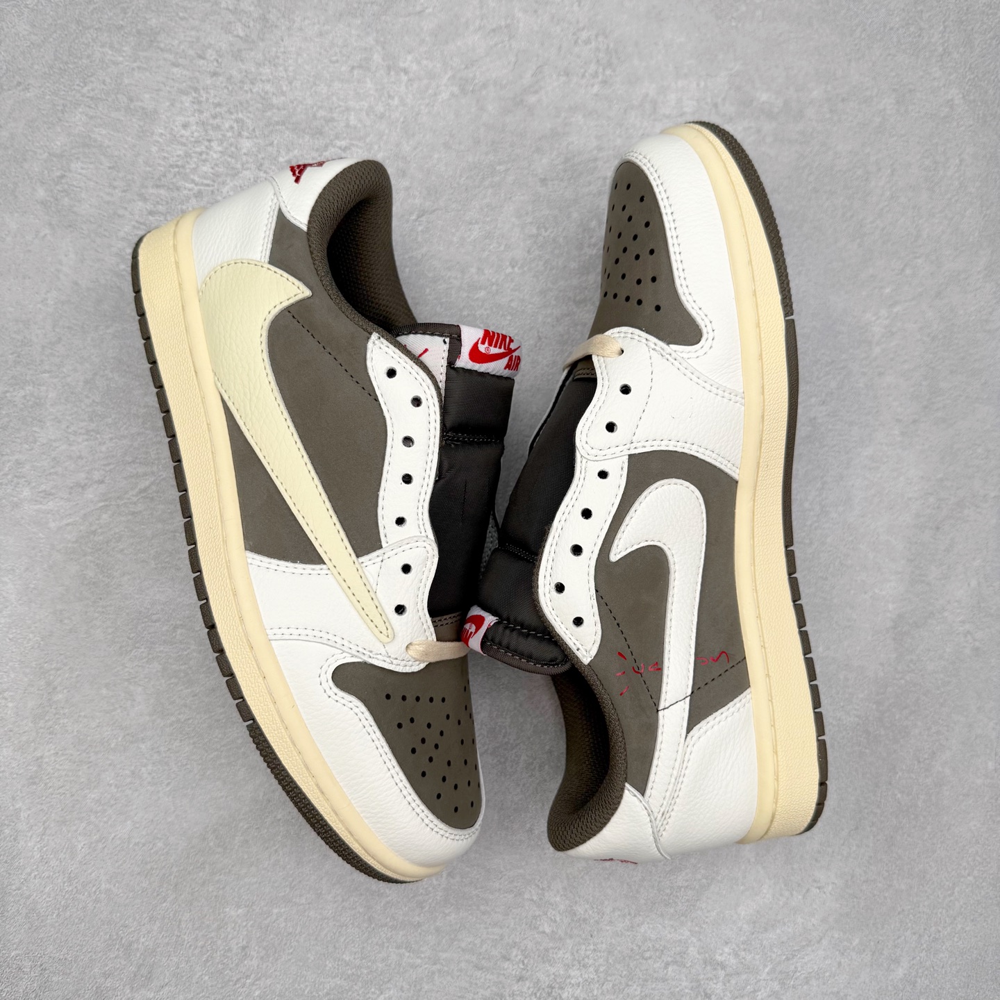 图片[3]-＃福利特价 Travis Scott x Air Jordan AJ1 Low OG SP TS联名倒钩低帮 外贸特供批次 全套原纸板楦头开发 确保原汁原味 完美呈现一代版型 一比一鞋头弧度高度鞋身弧度 此版本只针对中端市场 细节品控鞋型随意秒杀市面同价位 鞋型完美 不臃肿别扭 头层皮料加持 用料绝不含糊 进口玻璃冲刀皮料裁剪零毛边 电脑针车工艺 超高鞋面清洁度 最高QC检验标准 控制溢胶瑕疵 原盒原配 飞翼3D高频深度立体 工艺方面大到整体鞋型 漏斗收腰 底线拉帮 LOGO立体程度 小到针眼排布 载片对称 冲孔效果 鞋标规范 鞋垫背胶等等 无一不是口碑收割 每双都是一个回头客 尺码：36 36.5 37.5 38 38.5 39 40 40.5 41 42 42.5 43 44 44.5 45-选品中心