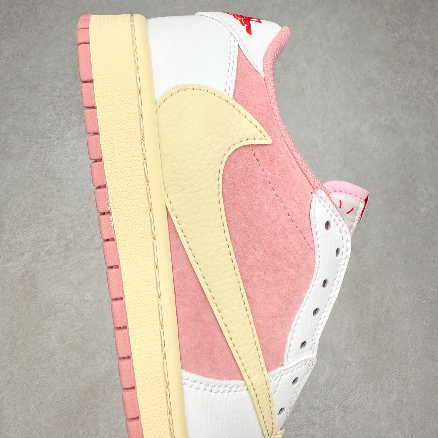 图片[6]-＃福利特价 Travis Scott x Air Jordan AJ1 Low OG SP TS联名倒钩低帮 外贸特供批次 全套原纸板楦头开发 确保原汁原味 完美呈现一代版型 一比一鞋头弧度高度鞋身弧度 此版本只针对中端市场 细节品控鞋型随意秒杀市面同价位 鞋型完美 不臃肿别扭 头层皮料加持 用料绝不含糊 进口玻璃冲刀皮料裁剪零毛边 电脑针车工艺 超高鞋面清洁度 最高QC检验标准 控制溢胶瑕疵 原盒原配 飞翼3D高频深度立体 工艺方面大到整体鞋型 漏斗收腰 底线拉帮 LOGO立体程度 小到针眼排布 载片对称 冲孔效果 鞋标规范 鞋垫背胶等等 无一不是口碑收割 每双都是一个回头客 尺码：36 36.5 37.5 38 38.5 39 40 40.5 41 42 42.5 43 44 44.5 45-选品中心