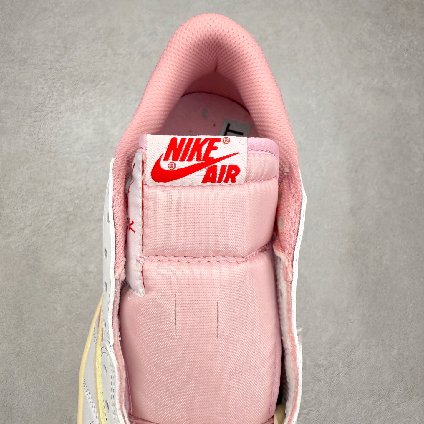 图片[5]-＃福利特价 Travis Scott x Air Jordan AJ1 Low OG SP TS联名倒钩低帮 外贸特供批次 全套原纸板楦头开发 确保原汁原味 完美呈现一代版型 一比一鞋头弧度高度鞋身弧度 此版本只针对中端市场 细节品控鞋型随意秒杀市面同价位 鞋型完美 不臃肿别扭 头层皮料加持 用料绝不含糊 进口玻璃冲刀皮料裁剪零毛边 电脑针车工艺 超高鞋面清洁度 最高QC检验标准 控制溢胶瑕疵 原盒原配 飞翼3D高频深度立体 工艺方面大到整体鞋型 漏斗收腰 底线拉帮 LOGO立体程度 小到针眼排布 载片对称 冲孔效果 鞋标规范 鞋垫背胶等等 无一不是口碑收割 每双都是一个回头客 尺码：36 36.5 37.5 38 38.5 39 40 40.5 41 42 42.5 43 44 44.5 45-选品中心