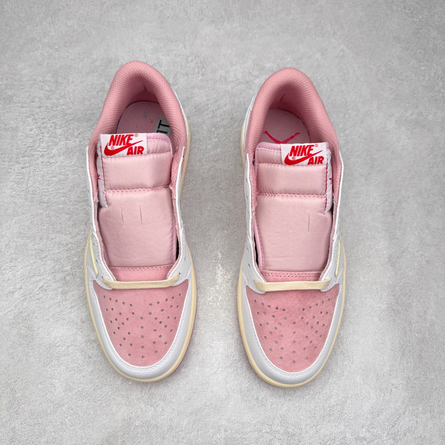 图片[2]-＃福利特价 Travis Scott x Air Jordan AJ1 Low OG SP TS联名倒钩低帮 外贸特供批次 全套原纸板楦头开发 确保原汁原味 完美呈现一代版型 一比一鞋头弧度高度鞋身弧度 此版本只针对中端市场 细节品控鞋型随意秒杀市面同价位 鞋型完美 不臃肿别扭 头层皮料加持 用料绝不含糊 进口玻璃冲刀皮料裁剪零毛边 电脑针车工艺 超高鞋面清洁度 最高QC检验标准 控制溢胶瑕疵 原盒原配 飞翼3D高频深度立体 工艺方面大到整体鞋型 漏斗收腰 底线拉帮 LOGO立体程度 小到针眼排布 载片对称 冲孔效果 鞋标规范 鞋垫背胶等等 无一不是口碑收割 每双都是一个回头客 尺码：36 36.5 37.5 38 38.5 39 40 40.5 41 42 42.5 43 44 44.5 45-选品中心