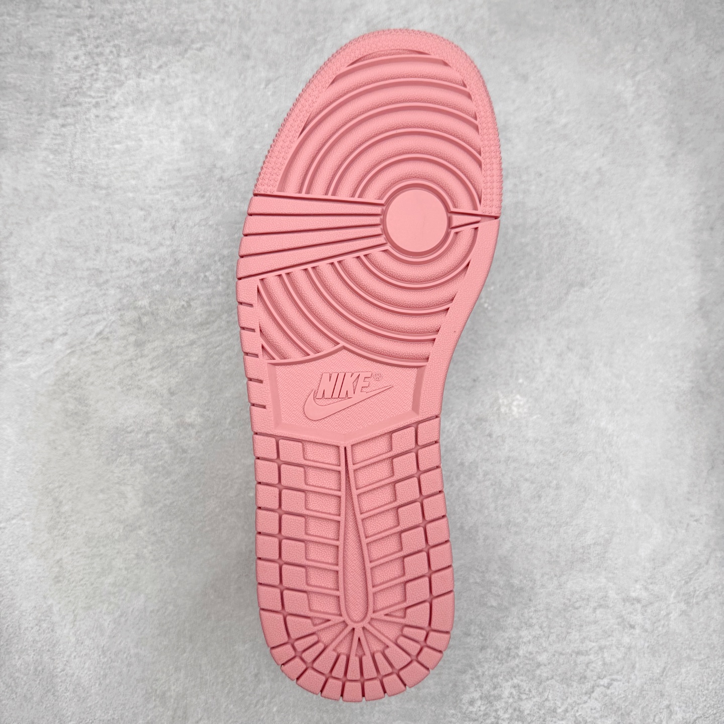 图片[9]-＃福利特价 Travis Scott x Air Jordan AJ1 Low OG SP TS联名倒钩低帮 外贸特供批次 全套原纸板楦头开发 确保原汁原味 完美呈现一代版型 一比一鞋头弧度高度鞋身弧度 此版本只针对中端市场 细节品控鞋型随意秒杀市面同价位 鞋型完美 不臃肿别扭 头层皮料加持 用料绝不含糊 进口玻璃冲刀皮料裁剪零毛边 电脑针车工艺 超高鞋面清洁度 最高QC检验标准 控制溢胶瑕疵 原盒原配 飞翼3D高频深度立体 工艺方面大到整体鞋型 漏斗收腰 底线拉帮 LOGO立体程度 小到针眼排布 载片对称 冲孔效果 鞋标规范 鞋垫背胶等等 无一不是口碑收割 每双都是一个回头客 尺码：36 36.5 37.5 38 38.5 39 40 40.5 41 42 42.5 43 44 44.5 45-选品中心