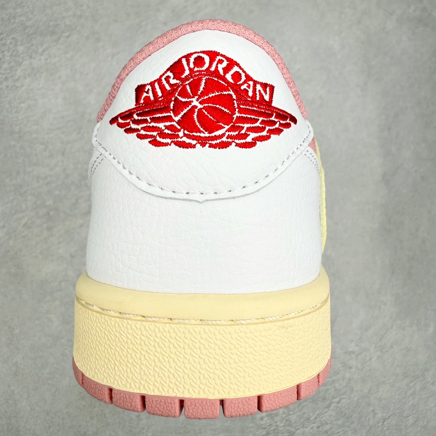 图片[8]-＃福利特价 Travis Scott x Air Jordan AJ1 Low OG SP TS联名倒钩低帮 外贸特供批次 全套原纸板楦头开发 确保原汁原味 完美呈现一代版型 一比一鞋头弧度高度鞋身弧度 此版本只针对中端市场 细节品控鞋型随意秒杀市面同价位 鞋型完美 不臃肿别扭 头层皮料加持 用料绝不含糊 进口玻璃冲刀皮料裁剪零毛边 电脑针车工艺 超高鞋面清洁度 最高QC检验标准 控制溢胶瑕疵 原盒原配 飞翼3D高频深度立体 工艺方面大到整体鞋型 漏斗收腰 底线拉帮 LOGO立体程度 小到针眼排布 载片对称 冲孔效果 鞋标规范 鞋垫背胶等等 无一不是口碑收割 每双都是一个回头客 尺码：36 36.5 37.5 38 38.5 39 40 40.5 41 42 42.5 43 44 44.5 45-选品中心