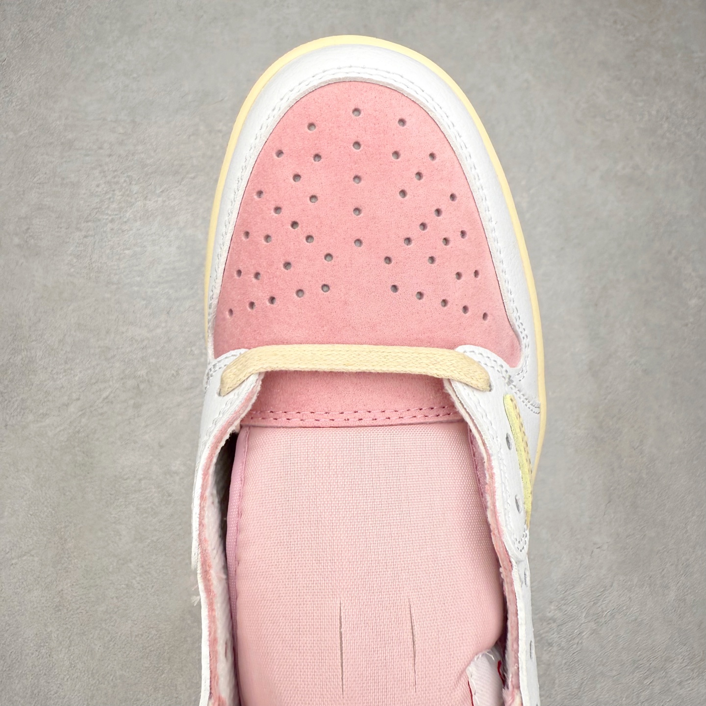 图片[4]-＃福利特价 Travis Scott x Air Jordan AJ1 Low OG SP TS联名倒钩低帮 外贸特供批次 全套原纸板楦头开发 确保原汁原味 完美呈现一代版型 一比一鞋头弧度高度鞋身弧度 此版本只针对中端市场 细节品控鞋型随意秒杀市面同价位 鞋型完美 不臃肿别扭 头层皮料加持 用料绝不含糊 进口玻璃冲刀皮料裁剪零毛边 电脑针车工艺 超高鞋面清洁度 最高QC检验标准 控制溢胶瑕疵 原盒原配 飞翼3D高频深度立体 工艺方面大到整体鞋型 漏斗收腰 底线拉帮 LOGO立体程度 小到针眼排布 载片对称 冲孔效果 鞋标规范 鞋垫背胶等等 无一不是口碑收割 每双都是一个回头客 尺码：36 36.5 37.5 38 38.5 39 40 40.5 41 42 42.5 43 44 44.5 45-选品中心