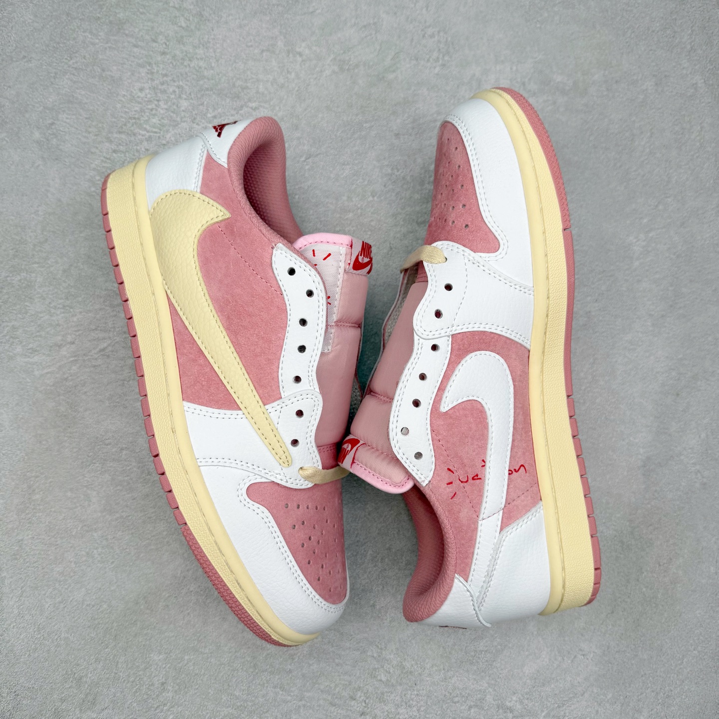 图片[3]-＃福利特价 Travis Scott x Air Jordan AJ1 Low OG SP TS联名倒钩低帮 外贸特供批次 全套原纸板楦头开发 确保原汁原味 完美呈现一代版型 一比一鞋头弧度高度鞋身弧度 此版本只针对中端市场 细节品控鞋型随意秒杀市面同价位 鞋型完美 不臃肿别扭 头层皮料加持 用料绝不含糊 进口玻璃冲刀皮料裁剪零毛边 电脑针车工艺 超高鞋面清洁度 最高QC检验标准 控制溢胶瑕疵 原盒原配 飞翼3D高频深度立体 工艺方面大到整体鞋型 漏斗收腰 底线拉帮 LOGO立体程度 小到针眼排布 载片对称 冲孔效果 鞋标规范 鞋垫背胶等等 无一不是口碑收割 每双都是一个回头客 尺码：36 36.5 37.5 38 38.5 39 40 40.5 41 42 42.5 43 44 44.5 45-选品中心