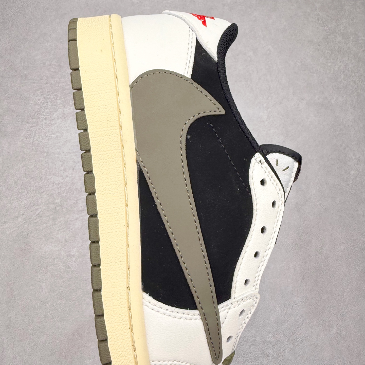 图片[6]-＃福利特价 Travis Scott x Air Jordan AJ1 Low OG SP TS联名倒钩低帮 外贸特供批次 全套原纸板楦头开发 确保原汁原味 完美呈现一代版型 一比一鞋头弧度高度鞋身弧度 此版本只针对中端市场 细节品控鞋型随意秒杀市面同价位 鞋型完美 不臃肿别扭 头层皮料加持 用料绝不含糊 进口玻璃冲刀皮料裁剪零毛边 电脑针车工艺 超高鞋面清洁度 最高QC检验标准 控制溢胶瑕疵 原盒原配 飞翼3D高频深度立体 工艺方面大到整体鞋型 漏斗收腰 底线拉帮 LOGO立体程度 小到针眼排布 载片对称 冲孔效果 鞋标规范 鞋垫背胶等等 无一不是口碑收割 每双都是一个回头客 尺码：36 36.5 37.5 38 38.5 39 40 40.5 41 42 42.5 43 44 44.5 45-选品中心