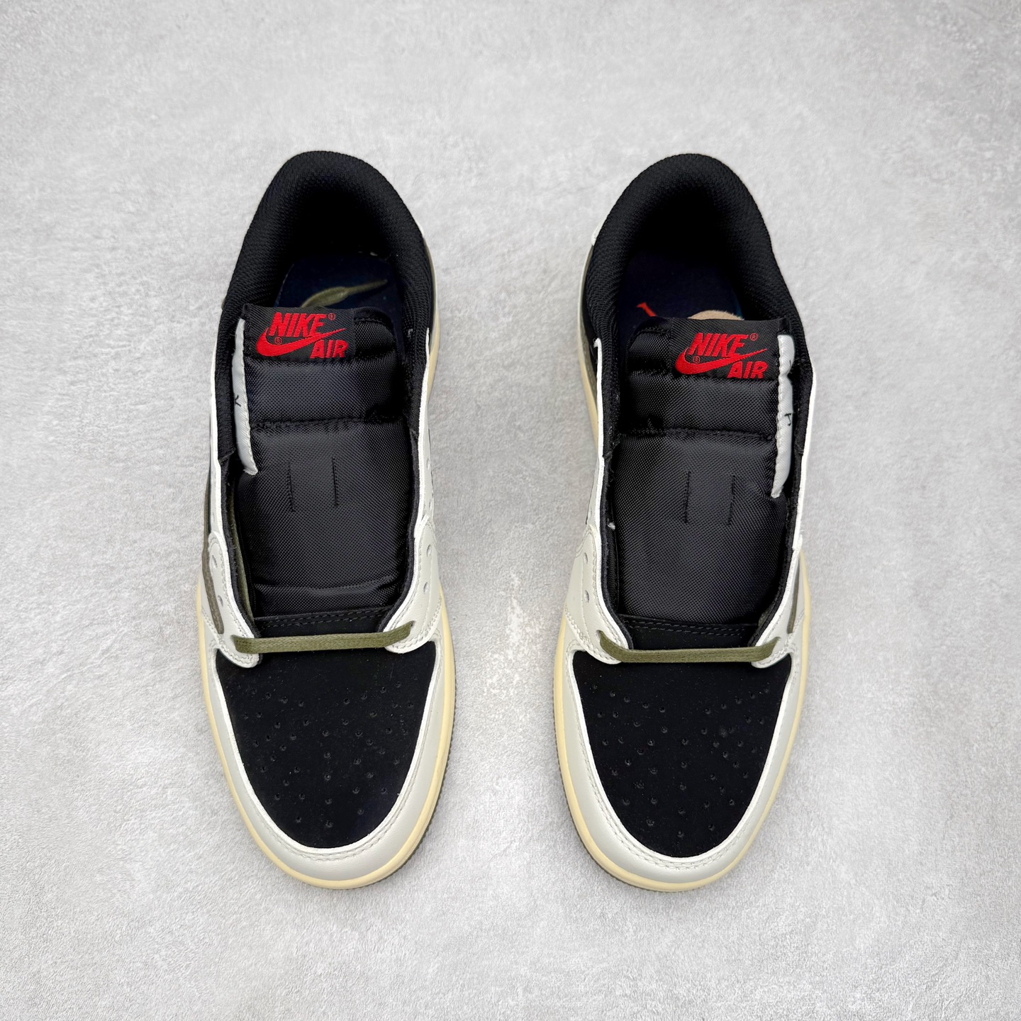 图片[2]-＃福利特价 Travis Scott x Air Jordan AJ1 Low OG SP TS联名倒钩低帮 外贸特供批次 全套原纸板楦头开发 确保原汁原味 完美呈现一代版型 一比一鞋头弧度高度鞋身弧度 此版本只针对中端市场 细节品控鞋型随意秒杀市面同价位 鞋型完美 不臃肿别扭 头层皮料加持 用料绝不含糊 进口玻璃冲刀皮料裁剪零毛边 电脑针车工艺 超高鞋面清洁度 最高QC检验标准 控制溢胶瑕疵 原盒原配 飞翼3D高频深度立体 工艺方面大到整体鞋型 漏斗收腰 底线拉帮 LOGO立体程度 小到针眼排布 载片对称 冲孔效果 鞋标规范 鞋垫背胶等等 无一不是口碑收割 每双都是一个回头客 尺码：36 36.5 37.5 38 38.5 39 40 40.5 41 42 42.5 43 44 44.5 45-选品中心