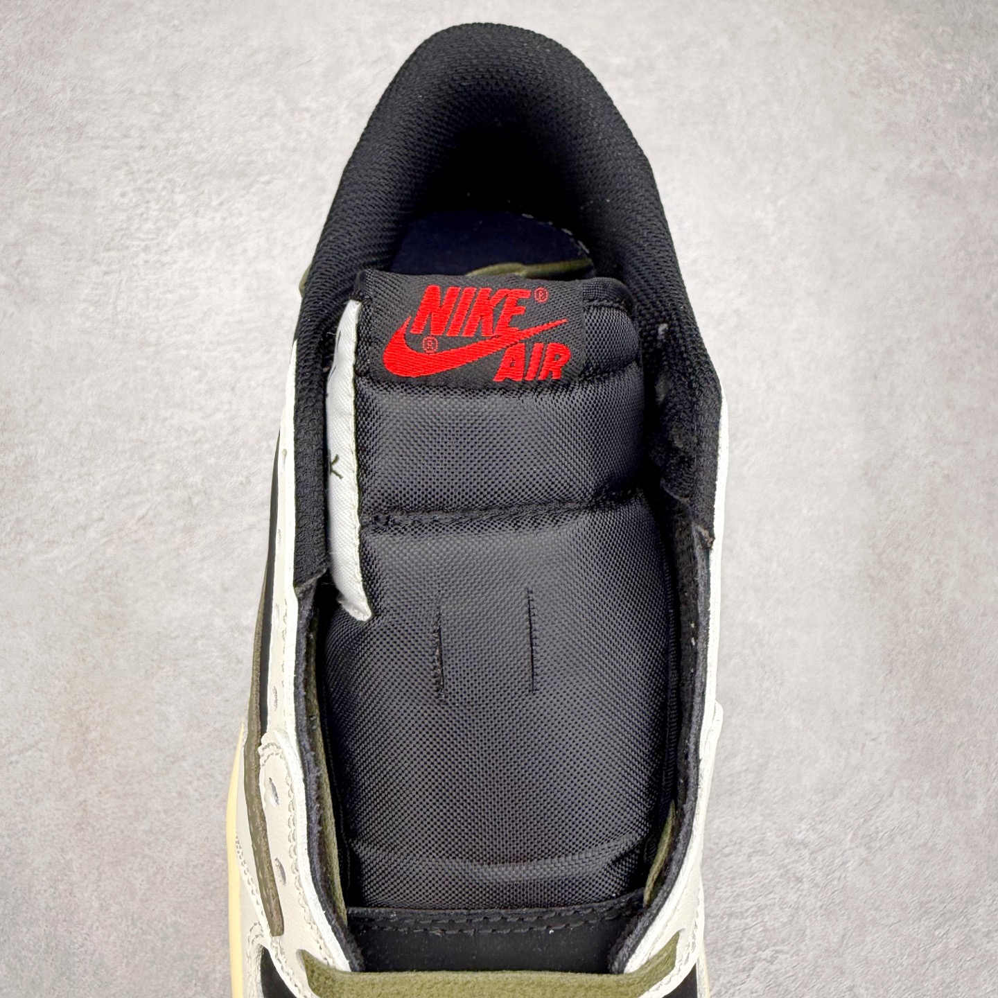 图片[5]-＃福利特价 Travis Scott x Air Jordan AJ1 Low OG SP TS联名倒钩低帮 外贸特供批次 全套原纸板楦头开发 确保原汁原味 完美呈现一代版型 一比一鞋头弧度高度鞋身弧度 此版本只针对中端市场 细节品控鞋型随意秒杀市面同价位 鞋型完美 不臃肿别扭 头层皮料加持 用料绝不含糊 进口玻璃冲刀皮料裁剪零毛边 电脑针车工艺 超高鞋面清洁度 最高QC检验标准 控制溢胶瑕疵 原盒原配 飞翼3D高频深度立体 工艺方面大到整体鞋型 漏斗收腰 底线拉帮 LOGO立体程度 小到针眼排布 载片对称 冲孔效果 鞋标规范 鞋垫背胶等等 无一不是口碑收割 每双都是一个回头客 尺码：36 36.5 37.5 38 38.5 39 40 40.5 41 42 42.5 43 44 44.5 45-选品中心