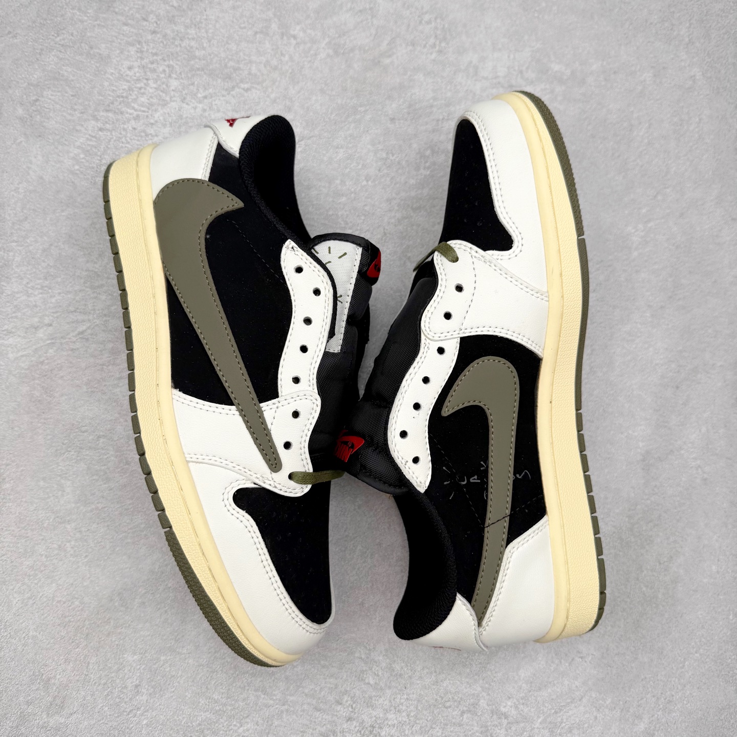 图片[3]-＃福利特价 Travis Scott x Air Jordan AJ1 Low OG SP TS联名倒钩低帮 外贸特供批次 全套原纸板楦头开发 确保原汁原味 完美呈现一代版型 一比一鞋头弧度高度鞋身弧度 此版本只针对中端市场 细节品控鞋型随意秒杀市面同价位 鞋型完美 不臃肿别扭 头层皮料加持 用料绝不含糊 进口玻璃冲刀皮料裁剪零毛边 电脑针车工艺 超高鞋面清洁度 最高QC检验标准 控制溢胶瑕疵 原盒原配 飞翼3D高频深度立体 工艺方面大到整体鞋型 漏斗收腰 底线拉帮 LOGO立体程度 小到针眼排布 载片对称 冲孔效果 鞋标规范 鞋垫背胶等等 无一不是口碑收割 每双都是一个回头客 尺码：36 36.5 37.5 38 38.5 39 40 40.5 41 42 42.5 43 44 44.5 45-选品中心