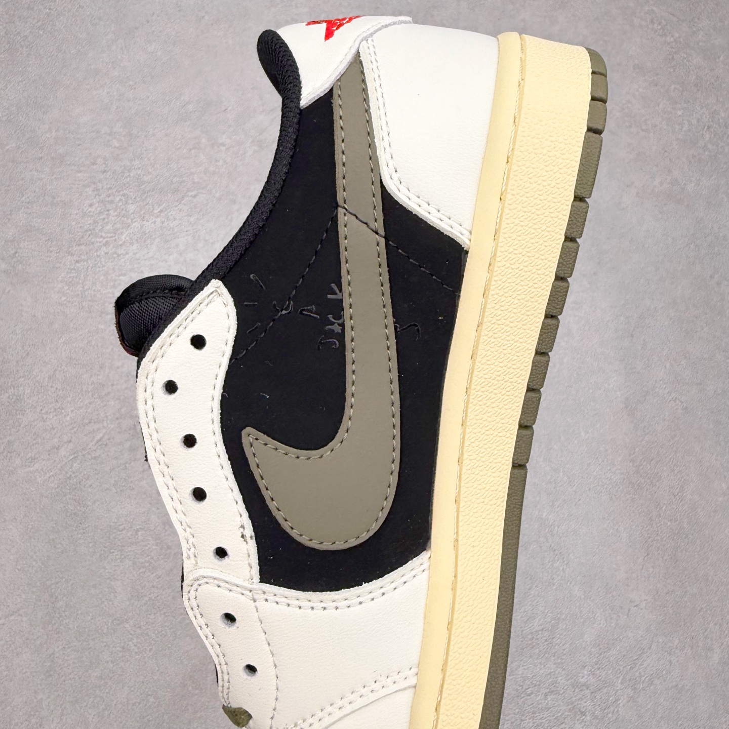 图片[7]-＃福利特价 Travis Scott x Air Jordan AJ1 Low OG SP TS联名倒钩低帮 外贸特供批次 全套原纸板楦头开发 确保原汁原味 完美呈现一代版型 一比一鞋头弧度高度鞋身弧度 此版本只针对中端市场 细节品控鞋型随意秒杀市面同价位 鞋型完美 不臃肿别扭 头层皮料加持 用料绝不含糊 进口玻璃冲刀皮料裁剪零毛边 电脑针车工艺 超高鞋面清洁度 最高QC检验标准 控制溢胶瑕疵 原盒原配 飞翼3D高频深度立体 工艺方面大到整体鞋型 漏斗收腰 底线拉帮 LOGO立体程度 小到针眼排布 载片对称 冲孔效果 鞋标规范 鞋垫背胶等等 无一不是口碑收割 每双都是一个回头客 尺码：36 36.5 37.5 38 38.5 39 40 40.5 41 42 42.5 43 44 44.5 45-选品中心