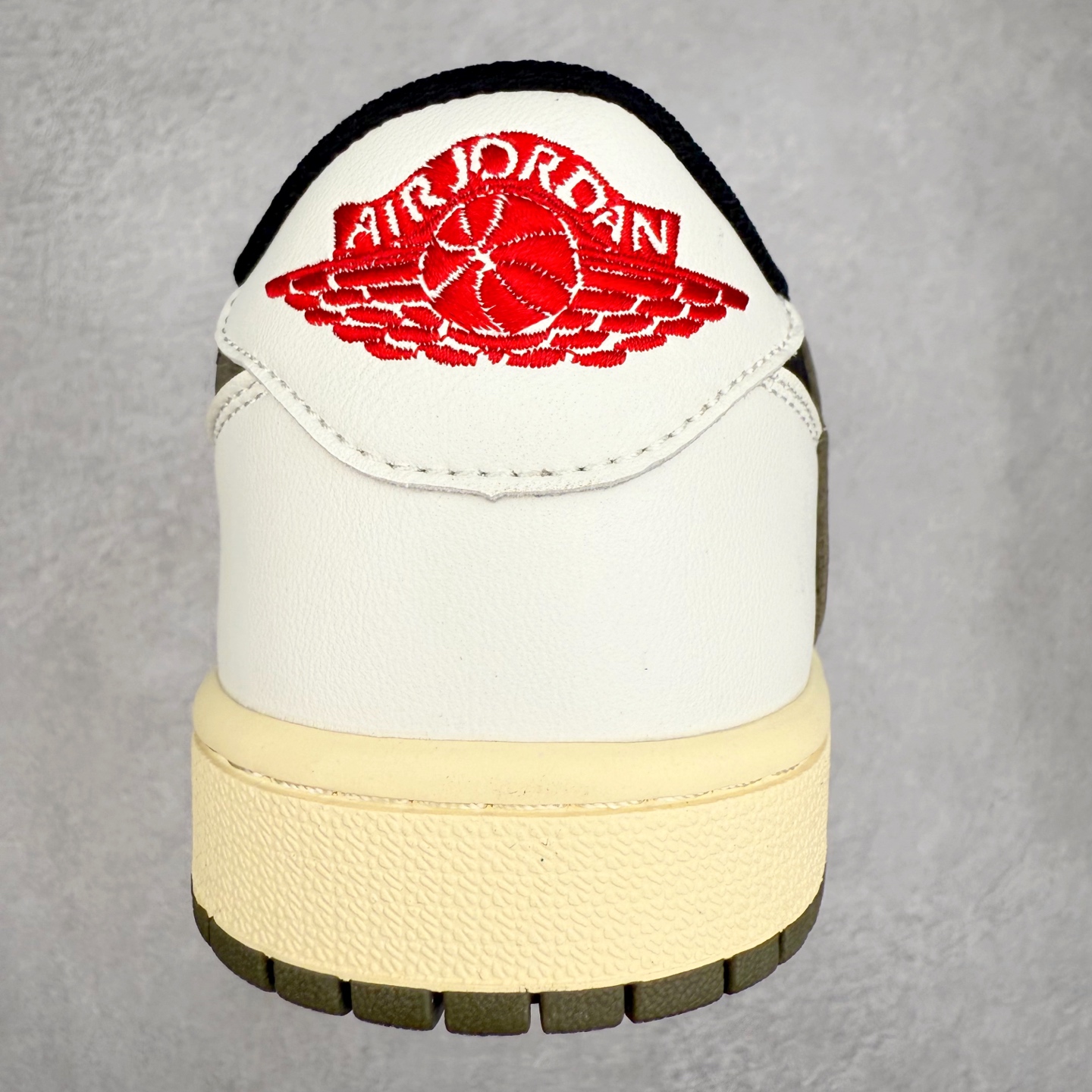 图片[8]-＃福利特价 Travis Scott x Air Jordan AJ1 Low OG SP TS联名倒钩低帮 外贸特供批次 全套原纸板楦头开发 确保原汁原味 完美呈现一代版型 一比一鞋头弧度高度鞋身弧度 此版本只针对中端市场 细节品控鞋型随意秒杀市面同价位 鞋型完美 不臃肿别扭 头层皮料加持 用料绝不含糊 进口玻璃冲刀皮料裁剪零毛边 电脑针车工艺 超高鞋面清洁度 最高QC检验标准 控制溢胶瑕疵 原盒原配 飞翼3D高频深度立体 工艺方面大到整体鞋型 漏斗收腰 底线拉帮 LOGO立体程度 小到针眼排布 载片对称 冲孔效果 鞋标规范 鞋垫背胶等等 无一不是口碑收割 每双都是一个回头客 尺码：36 36.5 37.5 38 38.5 39 40 40.5 41 42 42.5 43 44 44.5 45-选品中心