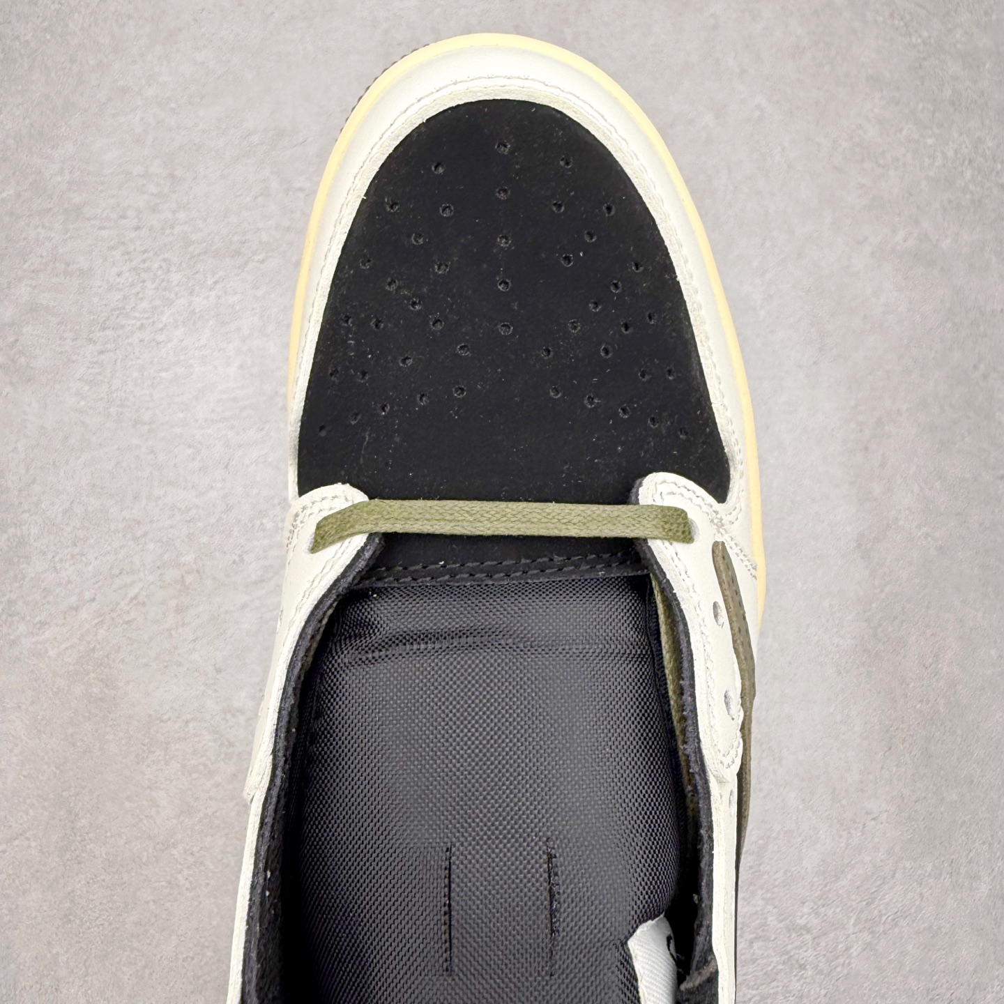 图片[4]-＃福利特价 Travis Scott x Air Jordan AJ1 Low OG SP TS联名倒钩低帮 外贸特供批次 全套原纸板楦头开发 确保原汁原味 完美呈现一代版型 一比一鞋头弧度高度鞋身弧度 此版本只针对中端市场 细节品控鞋型随意秒杀市面同价位 鞋型完美 不臃肿别扭 头层皮料加持 用料绝不含糊 进口玻璃冲刀皮料裁剪零毛边 电脑针车工艺 超高鞋面清洁度 最高QC检验标准 控制溢胶瑕疵 原盒原配 飞翼3D高频深度立体 工艺方面大到整体鞋型 漏斗收腰 底线拉帮 LOGO立体程度 小到针眼排布 载片对称 冲孔效果 鞋标规范 鞋垫背胶等等 无一不是口碑收割 每双都是一个回头客 尺码：36 36.5 37.5 38 38.5 39 40 40.5 41 42 42.5 43 44 44.5 45-选品中心