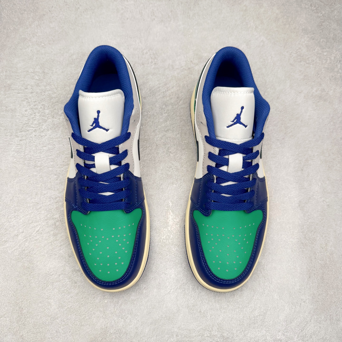 图片[2]-＃DT纯原 Air Jordan AJ1 Low 低帮 553558-147 终端优势供应 市面中低帮最具代表性版本没有之一 口碑大厂出品 品控大底版型不断改良更新 全套原纸板楦头开发 确保原汁原味 完美呈现版型 完美零毛边处理 原厂内置全掌气垫 价格定位良心 平台专用代工流水线出品 一眼公司既视感 拿到手的一瞬间就与众不同 碾压市面所有版本 全部原鞋开发 每一个配色都会采购原鞋确认细节 打破市面看图做货无好货之说 尺码：35.5 36 36.5 37.5 38 38.5 39 40 40.5 41 42 42.5 43 44 44.5 45 46-选品中心