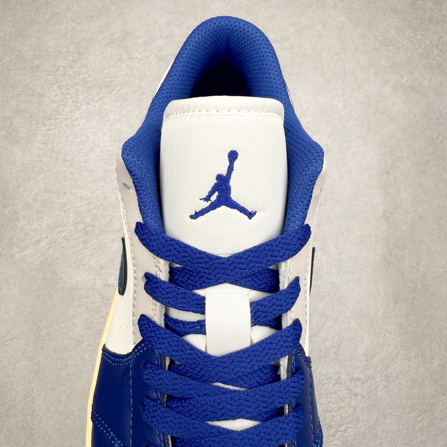 图片[5]-＃DT纯原 Air Jordan AJ1 Low 低帮 553558-147 终端优势供应 市面中低帮最具代表性版本没有之一 口碑大厂出品 品控大底版型不断改良更新 全套原纸板楦头开发 确保原汁原味 完美呈现版型 完美零毛边处理 原厂内置全掌气垫 价格定位良心 平台专用代工流水线出品 一眼公司既视感 拿到手的一瞬间就与众不同 碾压市面所有版本 全部原鞋开发 每一个配色都会采购原鞋确认细节 打破市面看图做货无好货之说 尺码：35.5 36 36.5 37.5 38 38.5 39 40 40.5 41 42 42.5 43 44 44.5 45 46-选品中心