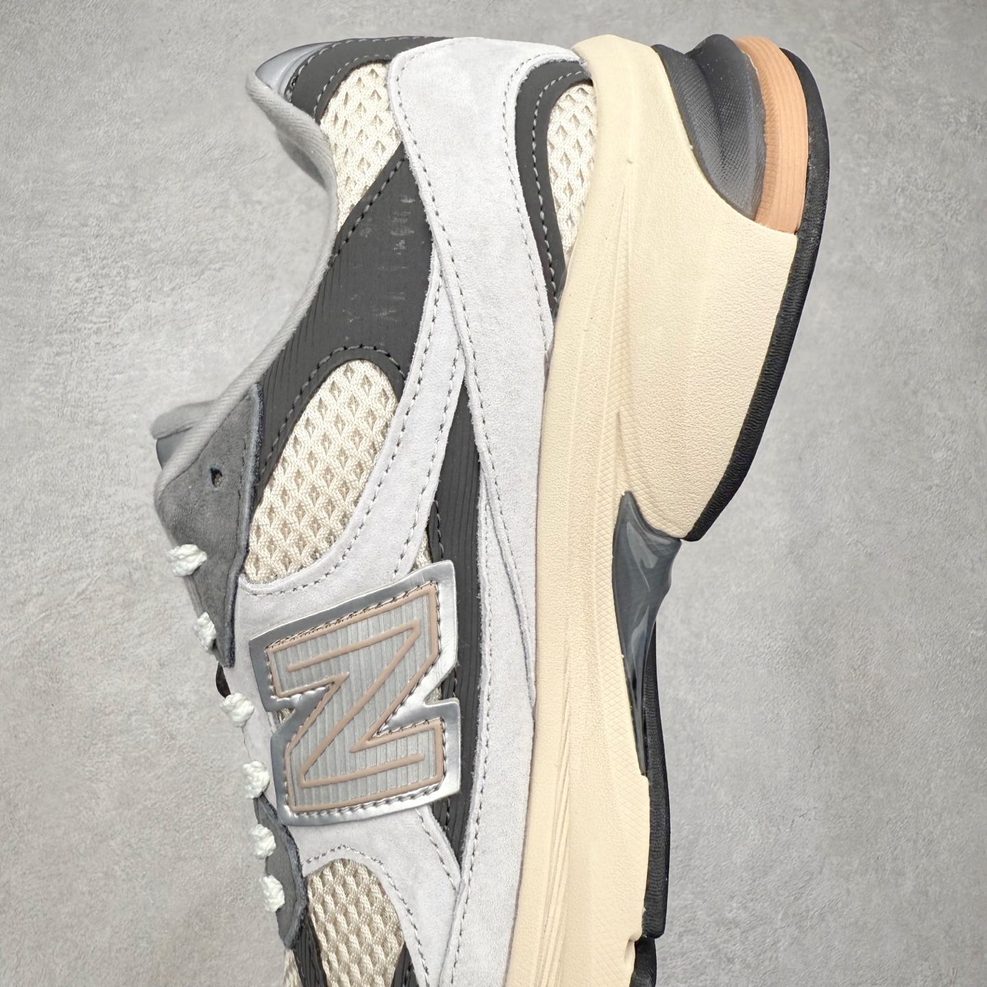 图片[7]-New Balance NB2010系列新百伦经典复古休闲运动板鞋 以ENCAP中底配以升级版 N-ERGY缓震物料 鞋面则采用特色的柔软麂皮搭以NewBalance经典的尼龙网布 低调中还原跑鞋本真 更年轻化的设计理念与材质 让新世代青年得以用全新视角体验经典鞋款的传奇魅力尺码：36 37 37.5 38 38.5 39.5 40 40.5 41.5 42 42.5 43 44 45-选品中心