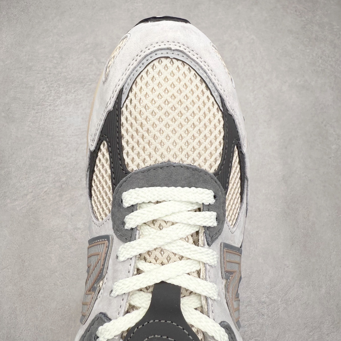 图片[4]-New Balance NB2010系列新百伦经典复古休闲运动板鞋 以ENCAP中底配以升级版 N-ERGY缓震物料 鞋面则采用特色的柔软麂皮搭以NewBalance经典的尼龙网布 低调中还原跑鞋本真 更年轻化的设计理念与材质 让新世代青年得以用全新视角体验经典鞋款的传奇魅力尺码：36 37 37.5 38 38.5 39.5 40 40.5 41.5 42 42.5 43 44 45-选品中心