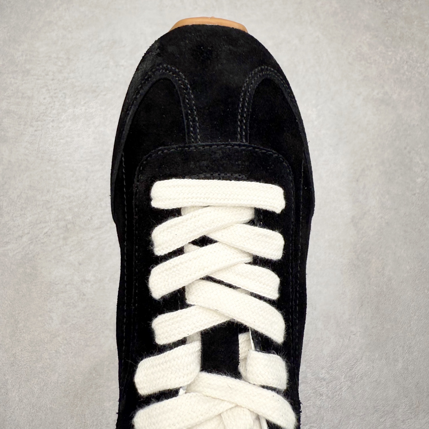 图片[4]-Alo yoga Sunset 舒适生活休闲鞋 男女同款 品牌故事Alo Yoga于2007年创立于洛杉矶，意在传播有意识的运动，同时激发人们的健康识与创造力。品牌的核心理念在于制作能够带来完美体验的瑜伽服饰与功能性单品，让有意识的运动融入并改变生活。Alo Yoga将其设计延伸到日常服饰概念，坚持不懈地捕捉当代时尚潮流，将品牌的运动美学理念、精致前卫的设计与舒适功能面料完美结合。与此同时，Alo Yoga的设计受到了时尚界人士与名人们的追捧，Talor Swift、Kendall Jenner等街拍照片中都曾出现品牌不同单品的身影。实拍调校N版已经零色差零失真 百分百还原实物色彩所见即所得 不存在货不对板色差等低级问题 选购参考实物拍摄 不混卖不参货 只用心做好货严格选品 承诺混一赔十 尺码：36 36.5 37.5 38 38.5 39 40 40.5 41 42 42.5 43 44 44.5 45-选品中心