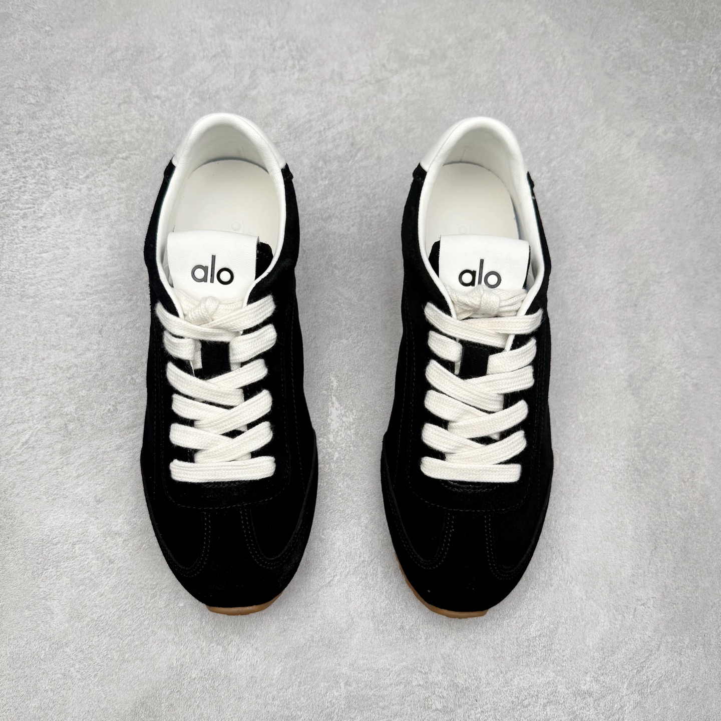 图片[2]-Alo yoga Sunset 舒适生活休闲鞋 男女同款 品牌故事Alo Yoga于2007年创立于洛杉矶，意在传播有意识的运动，同时激发人们的健康识与创造力。品牌的核心理念在于制作能够带来完美体验的瑜伽服饰与功能性单品，让有意识的运动融入并改变生活。Alo Yoga将其设计延伸到日常服饰概念，坚持不懈地捕捉当代时尚潮流，将品牌的运动美学理念、精致前卫的设计与舒适功能面料完美结合。与此同时，Alo Yoga的设计受到了时尚界人士与名人们的追捧，Talor Swift、Kendall Jenner等街拍照片中都曾出现品牌不同单品的身影。实拍调校N版已经零色差零失真 百分百还原实物色彩所见即所得 不存在货不对板色差等低级问题 选购参考实物拍摄 不混卖不参货 只用心做好货严格选品 承诺混一赔十 尺码：36 36.5 37.5 38 38.5 39 40 40.5 41 42 42.5 43 44 44.5 45-选品中心