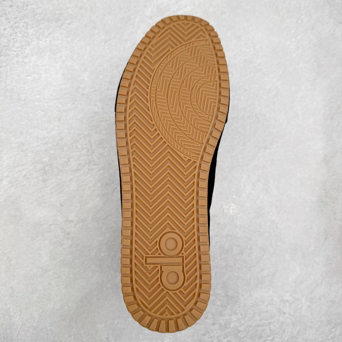 图片[9]-Alo yoga Sunset 舒适生活休闲鞋 男女同款 品牌故事Alo Yoga于2007年创立于洛杉矶，意在传播有意识的运动，同时激发人们的健康识与创造力。品牌的核心理念在于制作能够带来完美体验的瑜伽服饰与功能性单品，让有意识的运动融入并改变生活。Alo Yoga将其设计延伸到日常服饰概念，坚持不懈地捕捉当代时尚潮流，将品牌的运动美学理念、精致前卫的设计与舒适功能面料完美结合。与此同时，Alo Yoga的设计受到了时尚界人士与名人们的追捧，Talor Swift、Kendall Jenner等街拍照片中都曾出现品牌不同单品的身影。实拍调校N版已经零色差零失真 百分百还原实物色彩所见即所得 不存在货不对板色差等低级问题 选购参考实物拍摄 不混卖不参货 只用心做好货严格选品 承诺混一赔十 尺码：36 36.5 37.5 38 38.5 39 40 40.5 41 42 42.5 43 44 44.5 45-选品中心