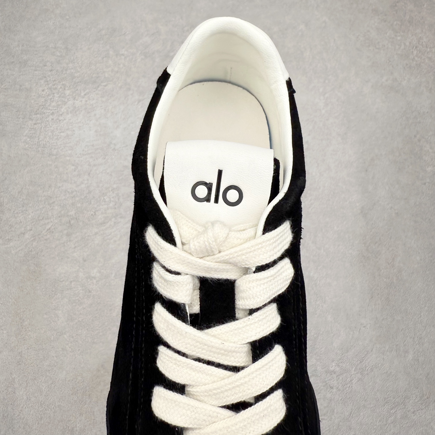 图片[5]-Alo yoga Sunset 舒适生活休闲鞋 男女同款 品牌故事Alo Yoga于2007年创立于洛杉矶，意在传播有意识的运动，同时激发人们的健康识与创造力。品牌的核心理念在于制作能够带来完美体验的瑜伽服饰与功能性单品，让有意识的运动融入并改变生活。Alo Yoga将其设计延伸到日常服饰概念，坚持不懈地捕捉当代时尚潮流，将品牌的运动美学理念、精致前卫的设计与舒适功能面料完美结合。与此同时，Alo Yoga的设计受到了时尚界人士与名人们的追捧，Talor Swift、Kendall Jenner等街拍照片中都曾出现品牌不同单品的身影。实拍调校N版已经零色差零失真 百分百还原实物色彩所见即所得 不存在货不对板色差等低级问题 选购参考实物拍摄 不混卖不参货 只用心做好货严格选品 承诺混一赔十 尺码：36 36.5 37.5 38 38.5 39 40 40.5 41 42 42.5 43 44 44.5 45-选品中心