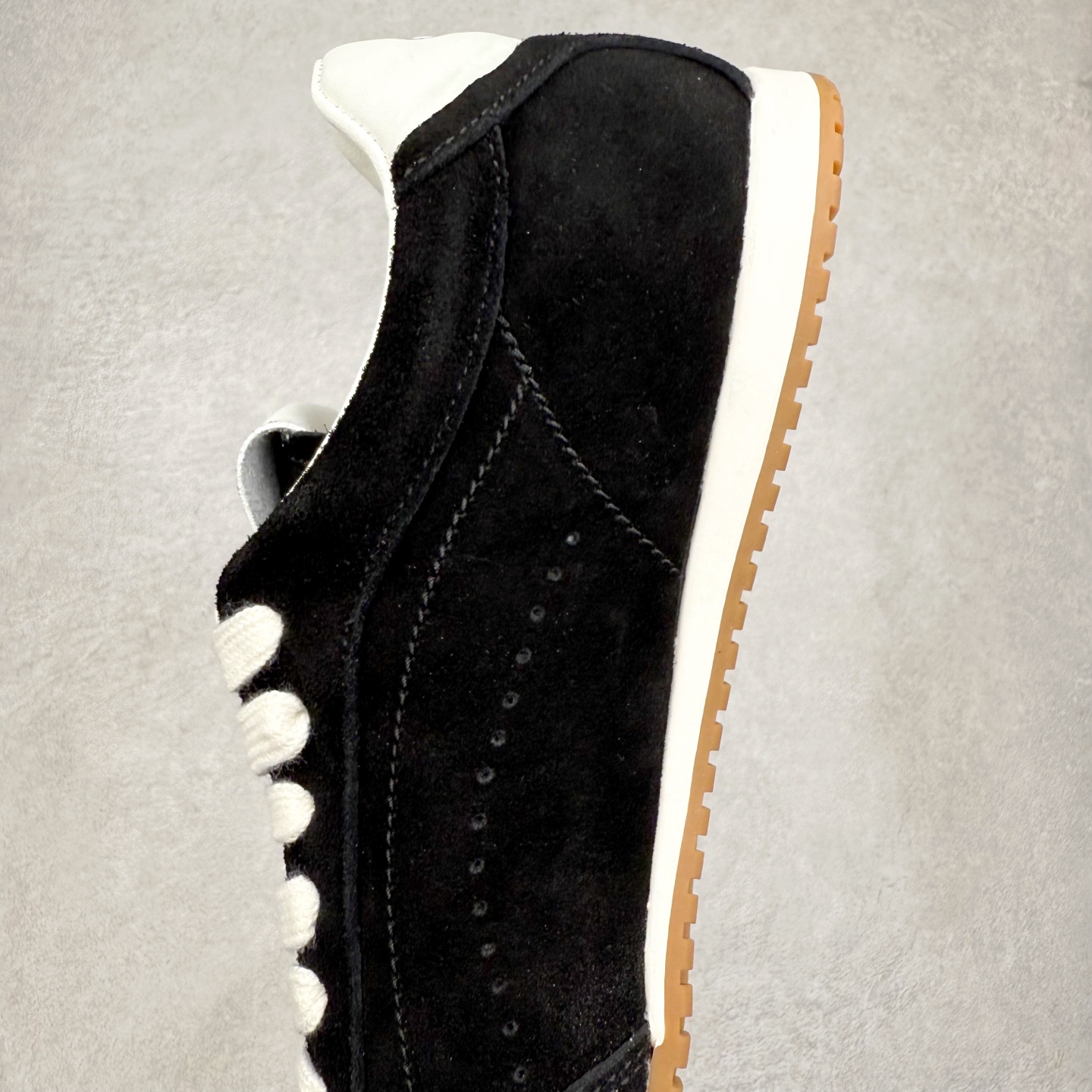 图片[7]-Alo yoga Sunset 舒适生活休闲鞋 男女同款 品牌故事Alo Yoga于2007年创立于洛杉矶，意在传播有意识的运动，同时激发人们的健康识与创造力。品牌的核心理念在于制作能够带来完美体验的瑜伽服饰与功能性单品，让有意识的运动融入并改变生活。Alo Yoga将其设计延伸到日常服饰概念，坚持不懈地捕捉当代时尚潮流，将品牌的运动美学理念、精致前卫的设计与舒适功能面料完美结合。与此同时，Alo Yoga的设计受到了时尚界人士与名人们的追捧，Talor Swift、Kendall Jenner等街拍照片中都曾出现品牌不同单品的身影。实拍调校N版已经零色差零失真 百分百还原实物色彩所见即所得 不存在货不对板色差等低级问题 选购参考实物拍摄 不混卖不参货 只用心做好货严格选品 承诺混一赔十 尺码：36 36.5 37.5 38 38.5 39 40 40.5 41 42 42.5 43 44 44.5 45-选品中心