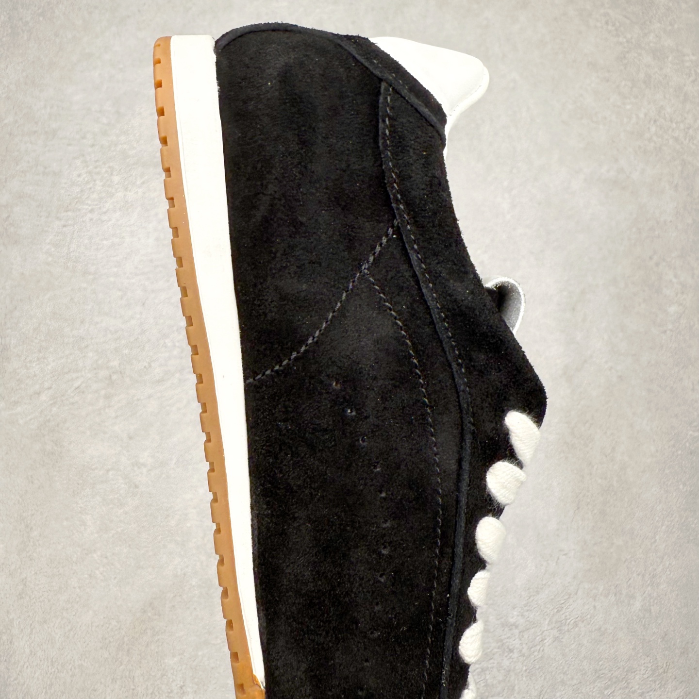 图片[6]-Alo yoga Sunset 舒适生活休闲鞋 男女同款 品牌故事Alo Yoga于2007年创立于洛杉矶，意在传播有意识的运动，同时激发人们的健康识与创造力。品牌的核心理念在于制作能够带来完美体验的瑜伽服饰与功能性单品，让有意识的运动融入并改变生活。Alo Yoga将其设计延伸到日常服饰概念，坚持不懈地捕捉当代时尚潮流，将品牌的运动美学理念、精致前卫的设计与舒适功能面料完美结合。与此同时，Alo Yoga的设计受到了时尚界人士与名人们的追捧，Talor Swift、Kendall Jenner等街拍照片中都曾出现品牌不同单品的身影。实拍调校N版已经零色差零失真 百分百还原实物色彩所见即所得 不存在货不对板色差等低级问题 选购参考实物拍摄 不混卖不参货 只用心做好货严格选品 承诺混一赔十 尺码：36 36.5 37.5 38 38.5 39 40 40.5 41 42 42.5 43 44 44.5 45-选品中心