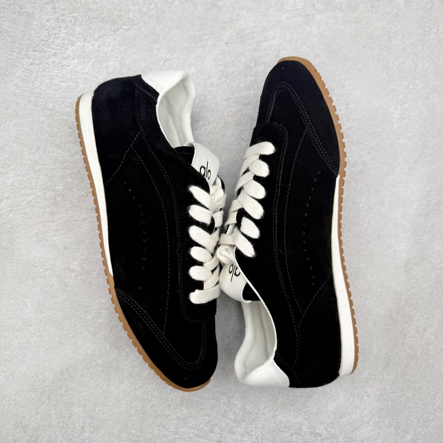 图片[3]-Alo yoga Sunset 舒适生活休闲鞋 男女同款 品牌故事Alo Yoga于2007年创立于洛杉矶，意在传播有意识的运动，同时激发人们的健康识与创造力。品牌的核心理念在于制作能够带来完美体验的瑜伽服饰与功能性单品，让有意识的运动融入并改变生活。Alo Yoga将其设计延伸到日常服饰概念，坚持不懈地捕捉当代时尚潮流，将品牌的运动美学理念、精致前卫的设计与舒适功能面料完美结合。与此同时，Alo Yoga的设计受到了时尚界人士与名人们的追捧，Talor Swift、Kendall Jenner等街拍照片中都曾出现品牌不同单品的身影。实拍调校N版已经零色差零失真 百分百还原实物色彩所见即所得 不存在货不对板色差等低级问题 选购参考实物拍摄 不混卖不参货 只用心做好货严格选品 承诺混一赔十 尺码：36 36.5 37.5 38 38.5 39 40 40.5 41 42 42.5 43 44 44.5 45-选品中心