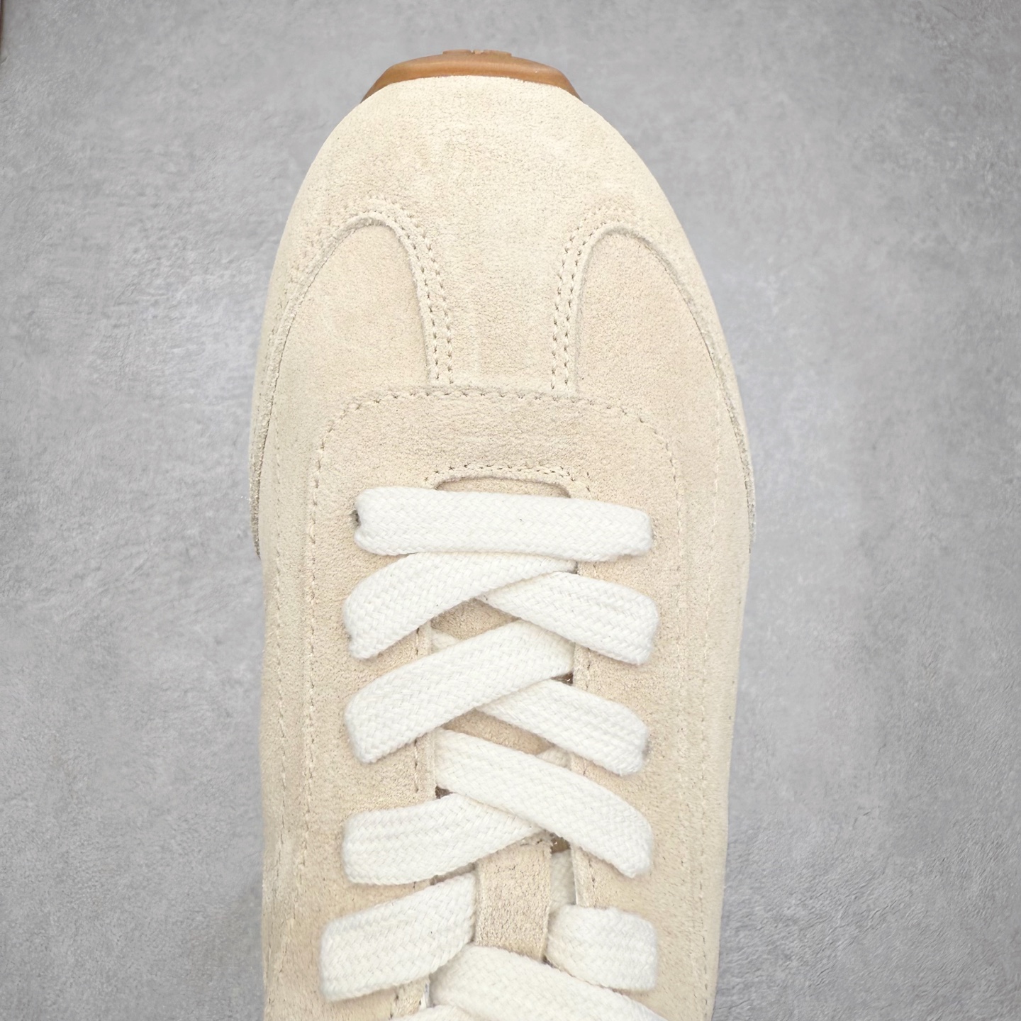 图片[4]-Alo yoga Sunset 舒适生活休闲鞋 男女同款 品牌故事Alo Yoga于2007年创立于洛杉矶，意在传播有意识的运动，同时激发人们的健康识与创造力。品牌的核心理念在于制作能够带来完美体验的瑜伽服饰与功能性单品，让有意识的运动融入并改变生活。Alo Yoga将其设计延伸到日常服饰概念，坚持不懈地捕捉当代时尚潮流，将品牌的运动美学理念、精致前卫的设计与舒适功能面料完美结合。与此同时，Alo Yoga的设计受到了时尚界人士与名人们的追捧，Talor Swift、Kendall Jenner等街拍照片中都曾出现品牌不同单品的身影。实拍调校N版已经零色差零失真 百分百还原实物色彩所见即所得 不存在货不对板色差等低级问题 选购参考实物拍摄 不混卖不参货 只用心做好货严格选品 承诺混一赔十 尺码：36 36.5 37.5 38 38.5 39 40 40.5 41 42 42.5 43 44 44.5 45-选品中心