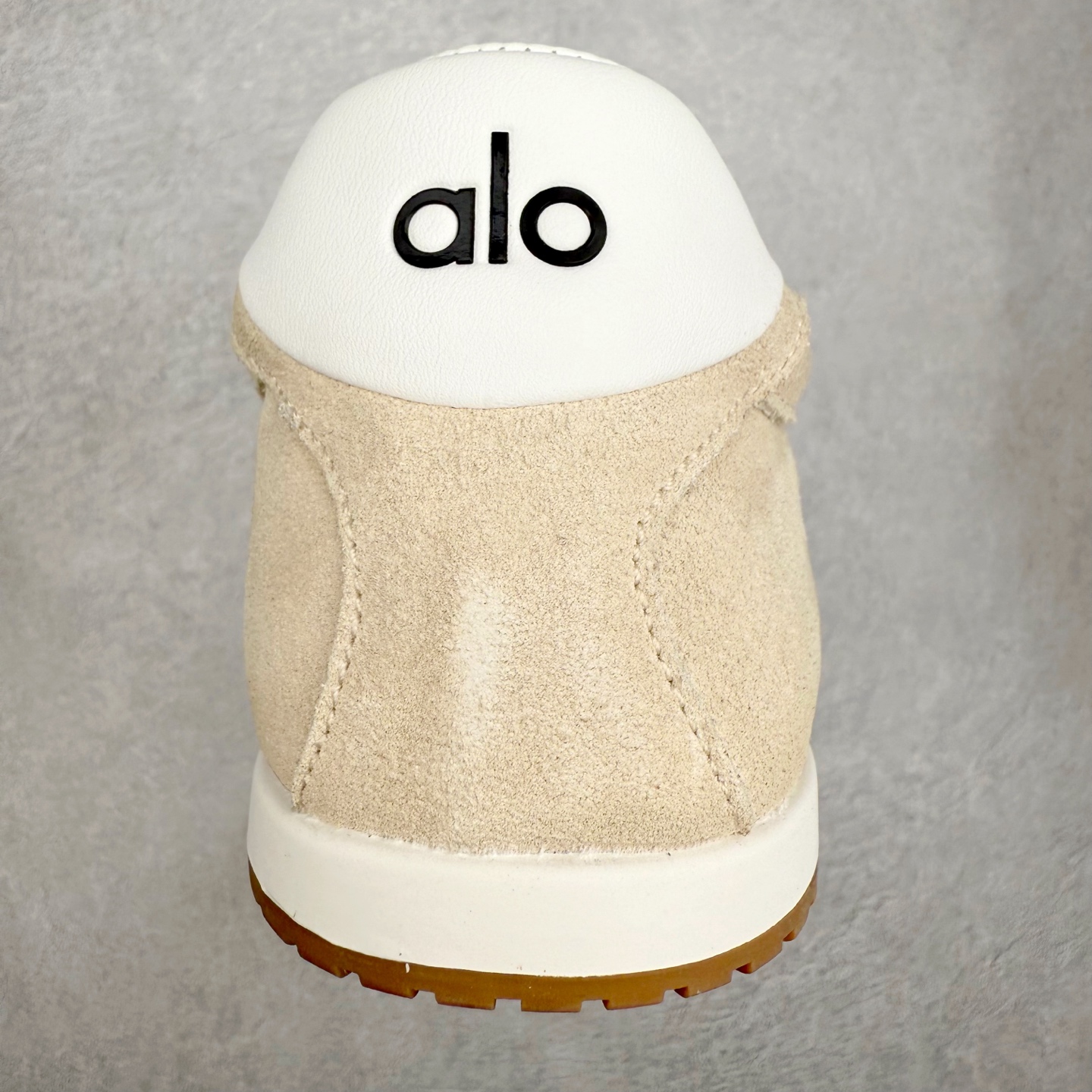 图片[8]-Alo yoga Sunset 舒适生活休闲鞋 男女同款 品牌故事Alo Yoga于2007年创立于洛杉矶，意在传播有意识的运动，同时激发人们的健康识与创造力。品牌的核心理念在于制作能够带来完美体验的瑜伽服饰与功能性单品，让有意识的运动融入并改变生活。Alo Yoga将其设计延伸到日常服饰概念，坚持不懈地捕捉当代时尚潮流，将品牌的运动美学理念、精致前卫的设计与舒适功能面料完美结合。与此同时，Alo Yoga的设计受到了时尚界人士与名人们的追捧，Talor Swift、Kendall Jenner等街拍照片中都曾出现品牌不同单品的身影。实拍调校N版已经零色差零失真 百分百还原实物色彩所见即所得 不存在货不对板色差等低级问题 选购参考实物拍摄 不混卖不参货 只用心做好货严格选品 承诺混一赔十 尺码：36 36.5 37.5 38 38.5 39 40 40.5 41 42 42.5 43 44 44.5 45-选品中心