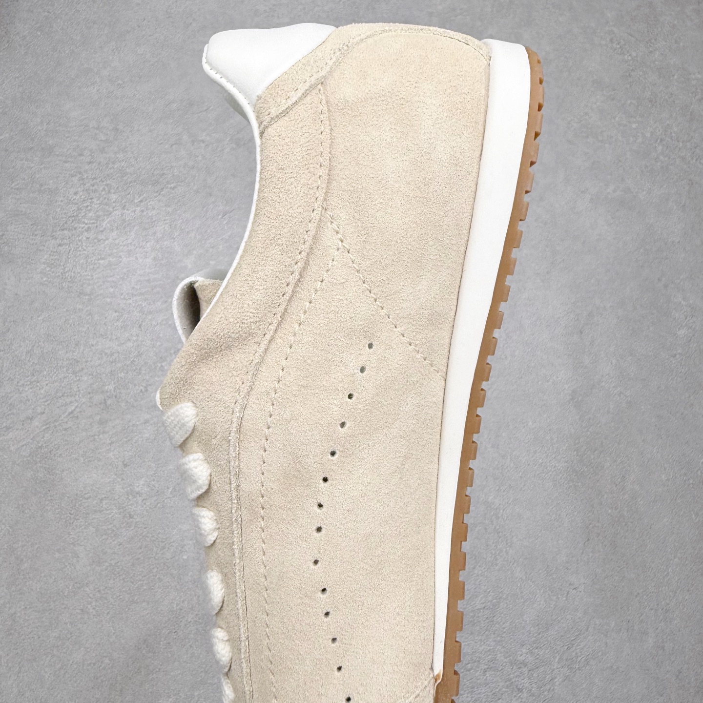 图片[7]-Alo yoga Sunset 舒适生活休闲鞋 男女同款 品牌故事Alo Yoga于2007年创立于洛杉矶，意在传播有意识的运动，同时激发人们的健康识与创造力。品牌的核心理念在于制作能够带来完美体验的瑜伽服饰与功能性单品，让有意识的运动融入并改变生活。Alo Yoga将其设计延伸到日常服饰概念，坚持不懈地捕捉当代时尚潮流，将品牌的运动美学理念、精致前卫的设计与舒适功能面料完美结合。与此同时，Alo Yoga的设计受到了时尚界人士与名人们的追捧，Talor Swift、Kendall Jenner等街拍照片中都曾出现品牌不同单品的身影。实拍调校N版已经零色差零失真 百分百还原实物色彩所见即所得 不存在货不对板色差等低级问题 选购参考实物拍摄 不混卖不参货 只用心做好货严格选品 承诺混一赔十 尺码：36 36.5 37.5 38 38.5 39 40 40.5 41 42 42.5 43 44 44.5 45-选品中心