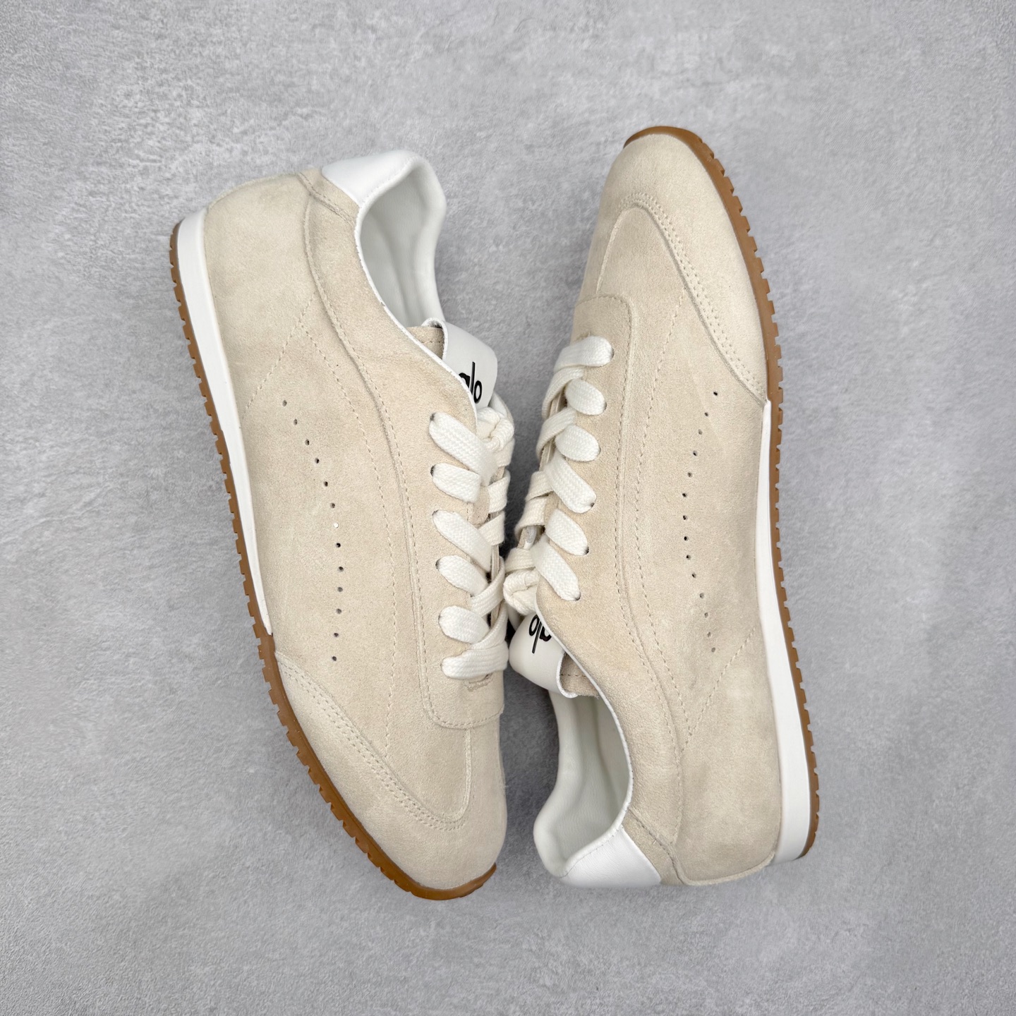 图片[3]-Alo yoga Sunset 舒适生活休闲鞋 男女同款 品牌故事Alo Yoga于2007年创立于洛杉矶，意在传播有意识的运动，同时激发人们的健康识与创造力。品牌的核心理念在于制作能够带来完美体验的瑜伽服饰与功能性单品，让有意识的运动融入并改变生活。Alo Yoga将其设计延伸到日常服饰概念，坚持不懈地捕捉当代时尚潮流，将品牌的运动美学理念、精致前卫的设计与舒适功能面料完美结合。与此同时，Alo Yoga的设计受到了时尚界人士与名人们的追捧，Talor Swift、Kendall Jenner等街拍照片中都曾出现品牌不同单品的身影。实拍调校N版已经零色差零失真 百分百还原实物色彩所见即所得 不存在货不对板色差等低级问题 选购参考实物拍摄 不混卖不参货 只用心做好货严格选品 承诺混一赔十 尺码：36 36.5 37.5 38 38.5 39 40 40.5 41 42 42.5 43 44 44.5 45-选品中心