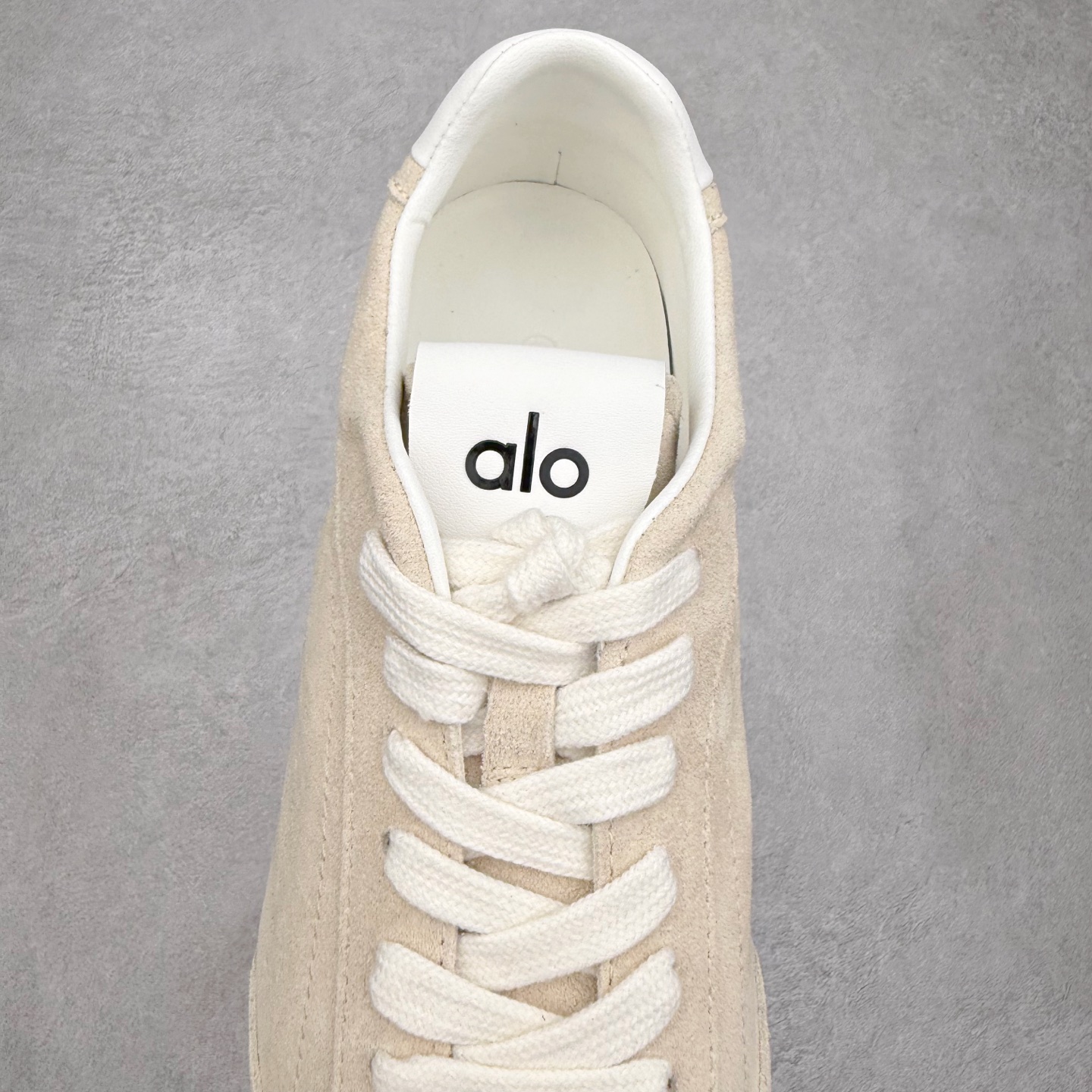 图片[5]-Alo yoga Sunset 舒适生活休闲鞋 男女同款 品牌故事Alo Yoga于2007年创立于洛杉矶，意在传播有意识的运动，同时激发人们的健康识与创造力。品牌的核心理念在于制作能够带来完美体验的瑜伽服饰与功能性单品，让有意识的运动融入并改变生活。Alo Yoga将其设计延伸到日常服饰概念，坚持不懈地捕捉当代时尚潮流，将品牌的运动美学理念、精致前卫的设计与舒适功能面料完美结合。与此同时，Alo Yoga的设计受到了时尚界人士与名人们的追捧，Talor Swift、Kendall Jenner等街拍照片中都曾出现品牌不同单品的身影。实拍调校N版已经零色差零失真 百分百还原实物色彩所见即所得 不存在货不对板色差等低级问题 选购参考实物拍摄 不混卖不参货 只用心做好货严格选品 承诺混一赔十 尺码：36 36.5 37.5 38 38.5 39 40 40.5 41 42 42.5 43 44 44.5 45-选品中心