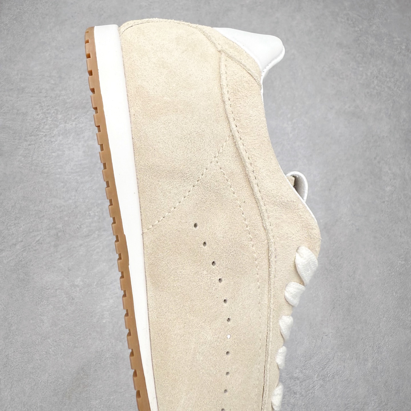 图片[6]-Alo yoga Sunset 舒适生活休闲鞋 男女同款 品牌故事Alo Yoga于2007年创立于洛杉矶，意在传播有意识的运动，同时激发人们的健康识与创造力。品牌的核心理念在于制作能够带来完美体验的瑜伽服饰与功能性单品，让有意识的运动融入并改变生活。Alo Yoga将其设计延伸到日常服饰概念，坚持不懈地捕捉当代时尚潮流，将品牌的运动美学理念、精致前卫的设计与舒适功能面料完美结合。与此同时，Alo Yoga的设计受到了时尚界人士与名人们的追捧，Talor Swift、Kendall Jenner等街拍照片中都曾出现品牌不同单品的身影。实拍调校N版已经零色差零失真 百分百还原实物色彩所见即所得 不存在货不对板色差等低级问题 选购参考实物拍摄 不混卖不参货 只用心做好货严格选品 承诺混一赔十 尺码：36 36.5 37.5 38 38.5 39 40 40.5 41 42 42.5 43 44 44.5 45-选品中心