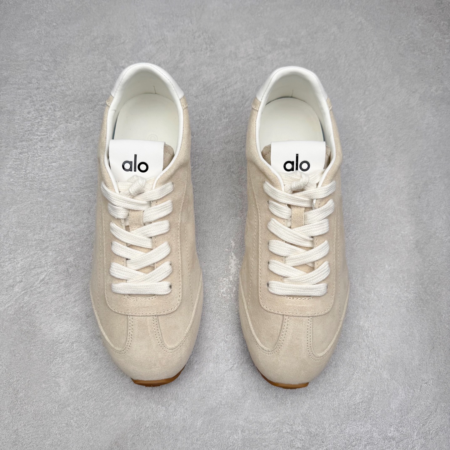 图片[2]-Alo yoga Sunset 舒适生活休闲鞋 男女同款 品牌故事Alo Yoga于2007年创立于洛杉矶，意在传播有意识的运动，同时激发人们的健康识与创造力。品牌的核心理念在于制作能够带来完美体验的瑜伽服饰与功能性单品，让有意识的运动融入并改变生活。Alo Yoga将其设计延伸到日常服饰概念，坚持不懈地捕捉当代时尚潮流，将品牌的运动美学理念、精致前卫的设计与舒适功能面料完美结合。与此同时，Alo Yoga的设计受到了时尚界人士与名人们的追捧，Talor Swift、Kendall Jenner等街拍照片中都曾出现品牌不同单品的身影。实拍调校N版已经零色差零失真 百分百还原实物色彩所见即所得 不存在货不对板色差等低级问题 选购参考实物拍摄 不混卖不参货 只用心做好货严格选品 承诺混一赔十 尺码：36 36.5 37.5 38 38.5 39 40 40.5 41 42 42.5 43 44 44.5 45-选品中心