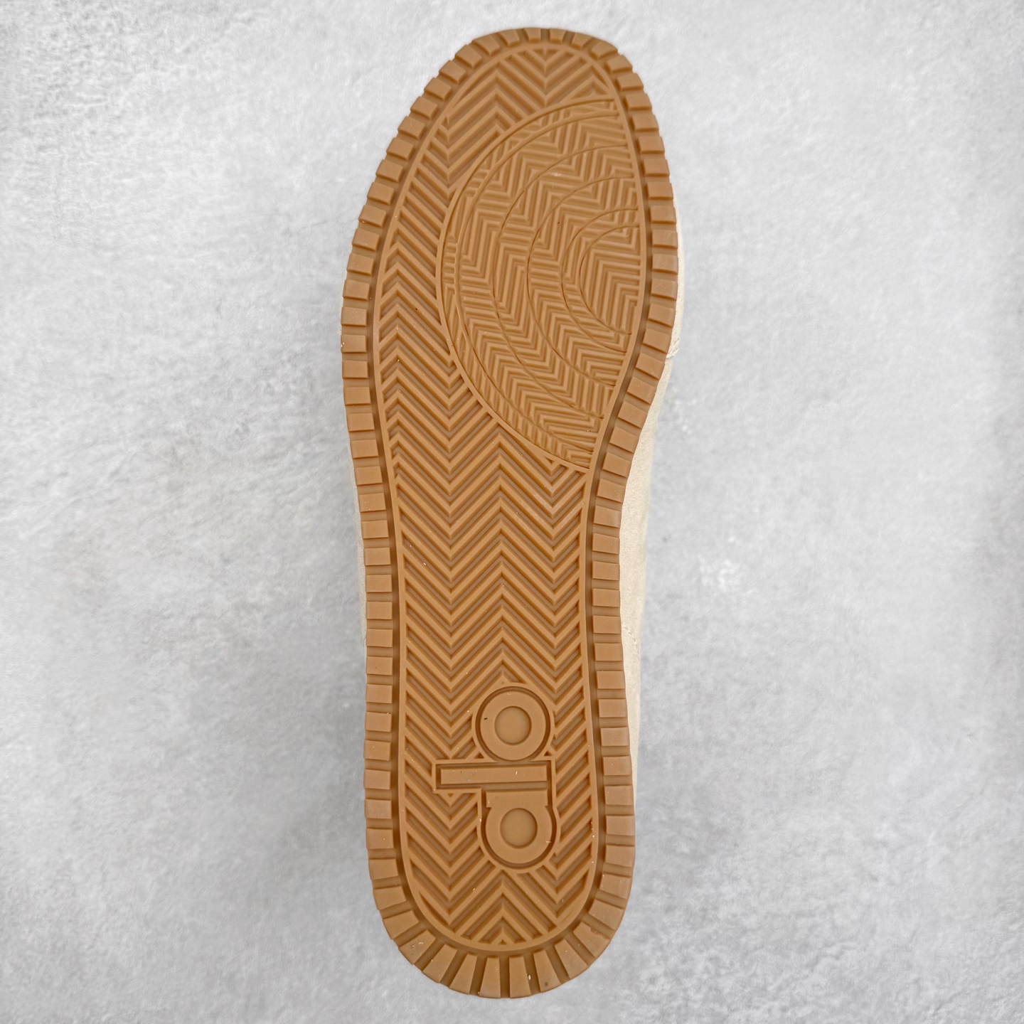 图片[9]-Alo yoga Sunset 舒适生活休闲鞋 男女同款 品牌故事Alo Yoga于2007年创立于洛杉矶，意在传播有意识的运动，同时激发人们的健康识与创造力。品牌的核心理念在于制作能够带来完美体验的瑜伽服饰与功能性单品，让有意识的运动融入并改变生活。Alo Yoga将其设计延伸到日常服饰概念，坚持不懈地捕捉当代时尚潮流，将品牌的运动美学理念、精致前卫的设计与舒适功能面料完美结合。与此同时，Alo Yoga的设计受到了时尚界人士与名人们的追捧，Talor Swift、Kendall Jenner等街拍照片中都曾出现品牌不同单品的身影。实拍调校N版已经零色差零失真 百分百还原实物色彩所见即所得 不存在货不对板色差等低级问题 选购参考实物拍摄 不混卖不参货 只用心做好货严格选品 承诺混一赔十 尺码：36 36.5 37.5 38 38.5 39 40 40.5 41 42 42.5 43 44 44.5 45-选品中心