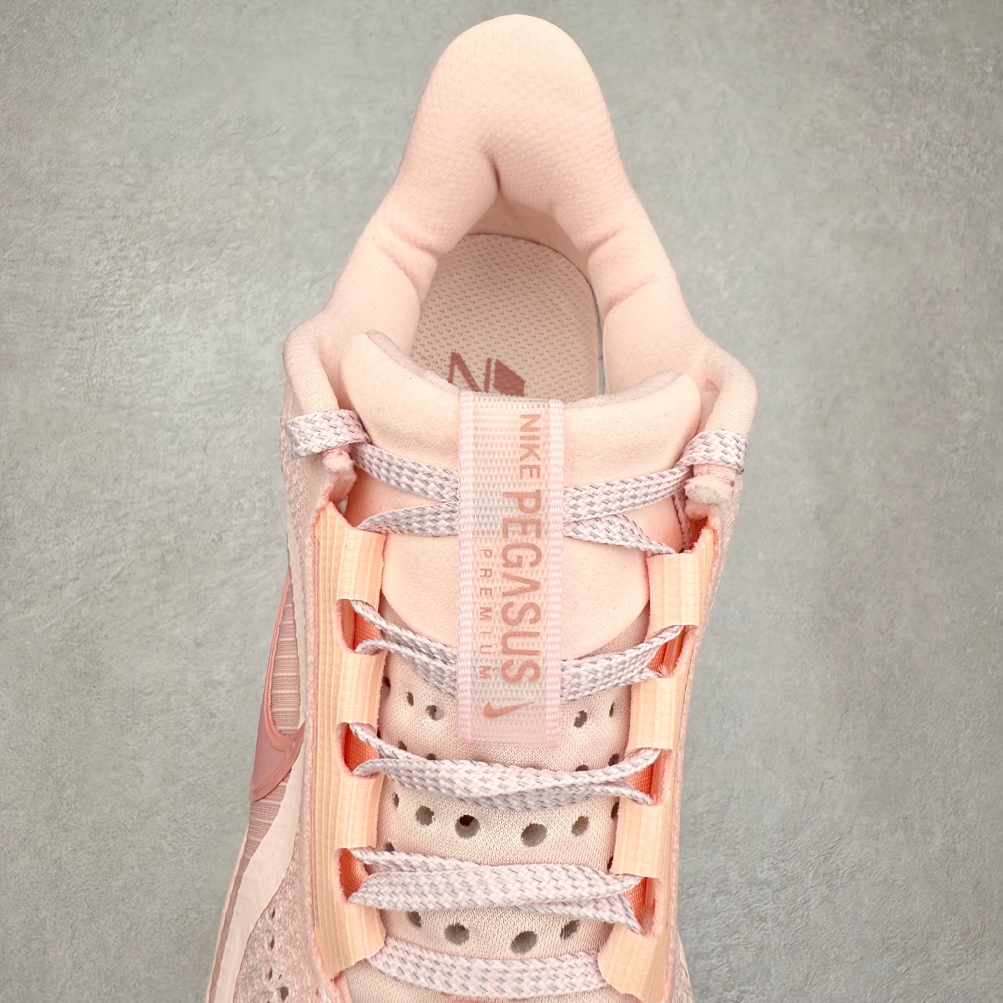 图片[5]-＃纯原 NK Pegasus Premium 飞马全掌气垫跑步运动鞋 HQ2593-601 气垫的究极进化 NIKE 2025S 新王炸 • 在特有Air科技加持下，耐克带来全新Pegasus Premium。这款跑鞋在传承耐克飞马（Pegasus）系列标志性的缓震功能的同时，将首次搭载耐克的塑型可视化Air Zoom气垫单元。• 塑型Air Zoom气垫单元贴合脚部的自然轮廓，帮助跑者在从后跟到脚趾的过渡中能够有效传递力量，带来一种前所未有的轻盈、顺畅回馈体验。中底采用ZoomX泡绵，后跟则使用ReactX泡绵，为跑者提供稳定流畅的推进感。• 塑型可视化Air Zoom气垫单元和精心配置的泡绵组合，让Pegasus Premium成为耐克飞马系列中颇具能量回馈的鞋款。• 全新Pegasus Premium不仅展示了耐克势头强劲的创新周期，证明了其特有的Air科技的强大实力，更体现了耐克倾听和服务运动员的能力。尺码：36 36.5 37.5 38 38.5 39 40 40.5 41 42 42.5 43 44 44.5 45-选品中心